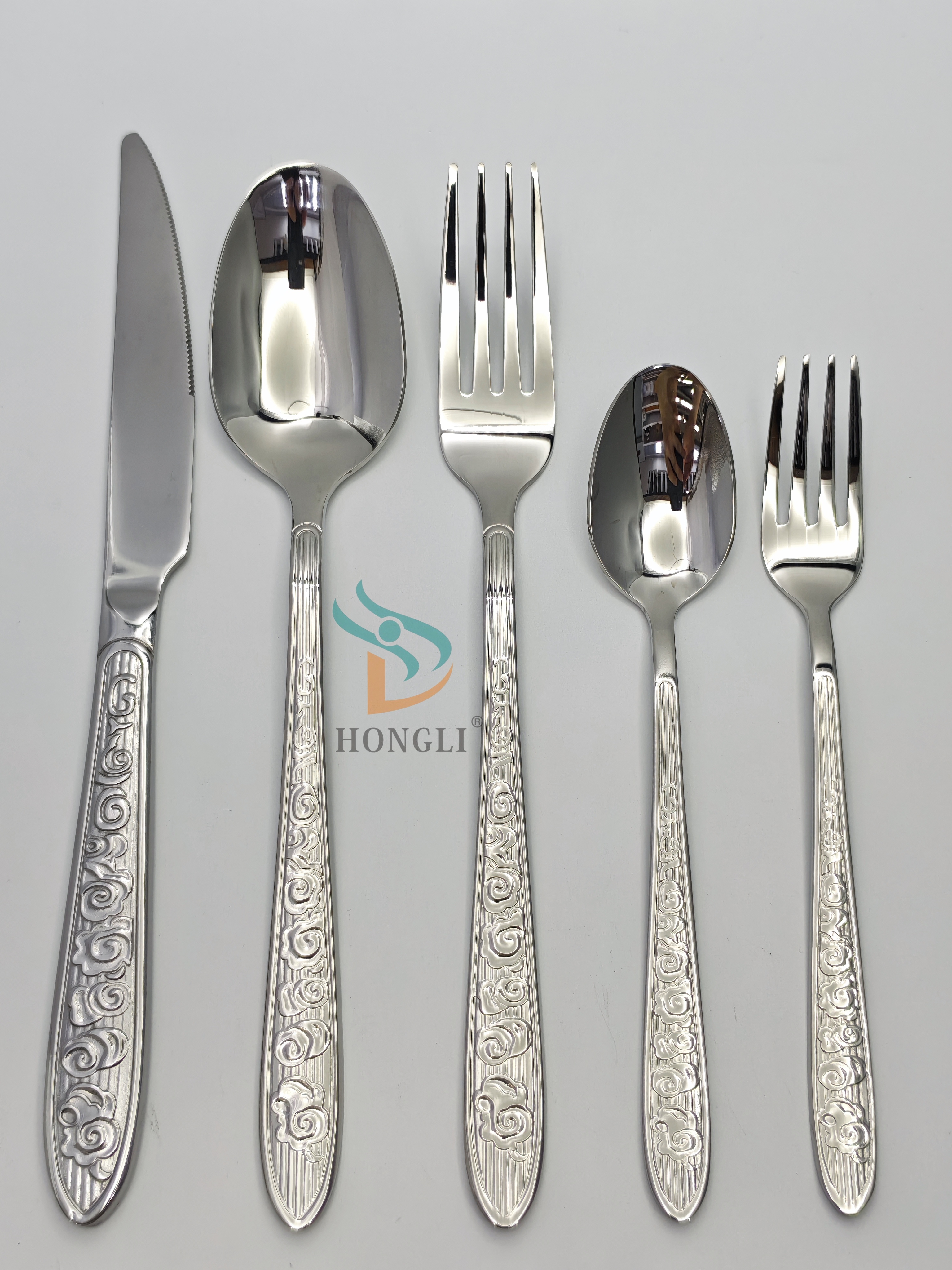 شوكات من الفولاذ غير القابل للصدأ ذات اللون الفضي متاحة في المطاعم الرئيسية الخمسة Specification image