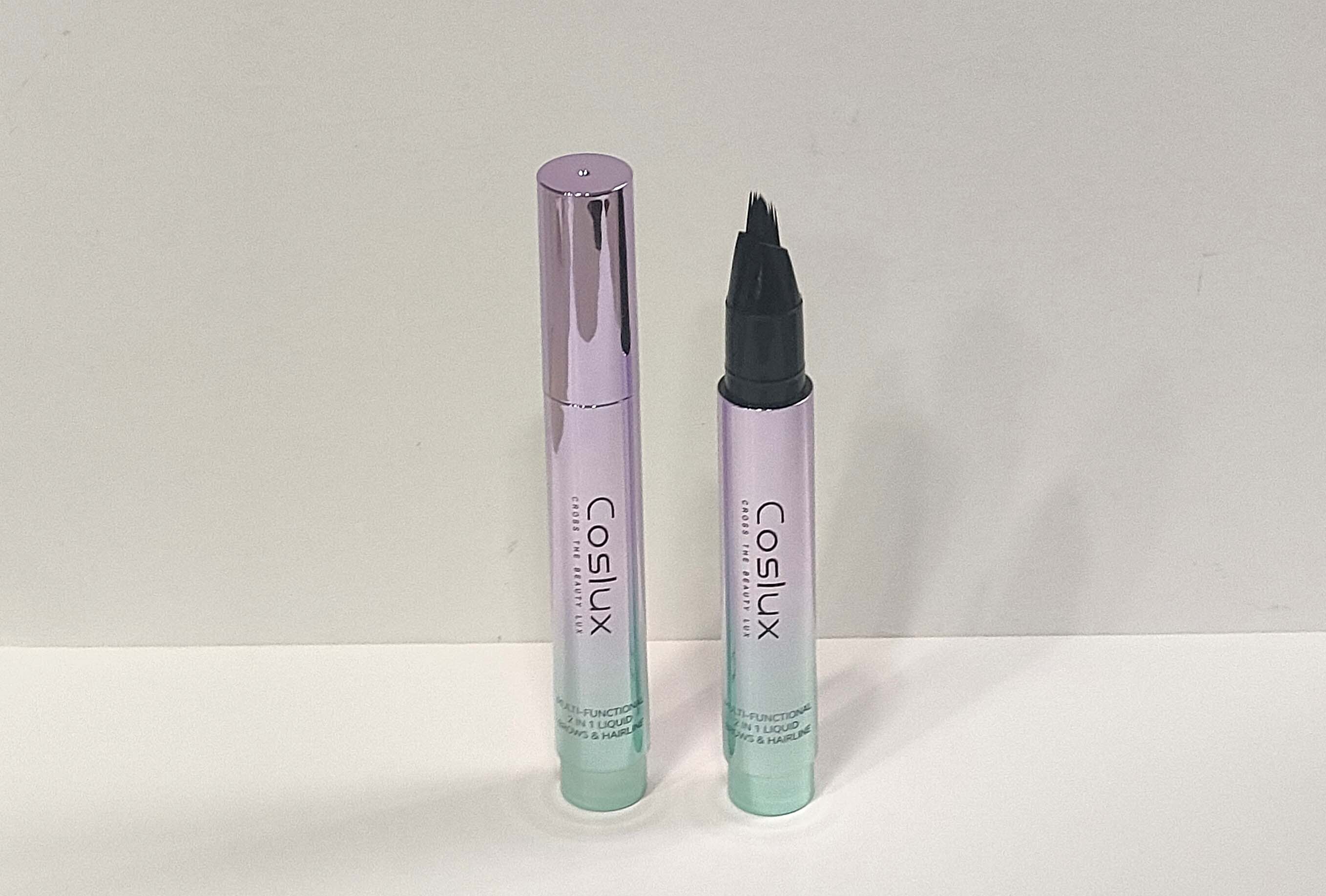 The multi-functional liquid eyebrow pencil with multiple forks and a slanted brush clearly marks each eyebrow and hairline. It is waterproof, sweat-proof, and does not smudge. The ink is evenly, smooth and flowing. The slanted multi-fork is fine and dense, simulating the hair and refreshing the natural makeup on the hand Application Scenario