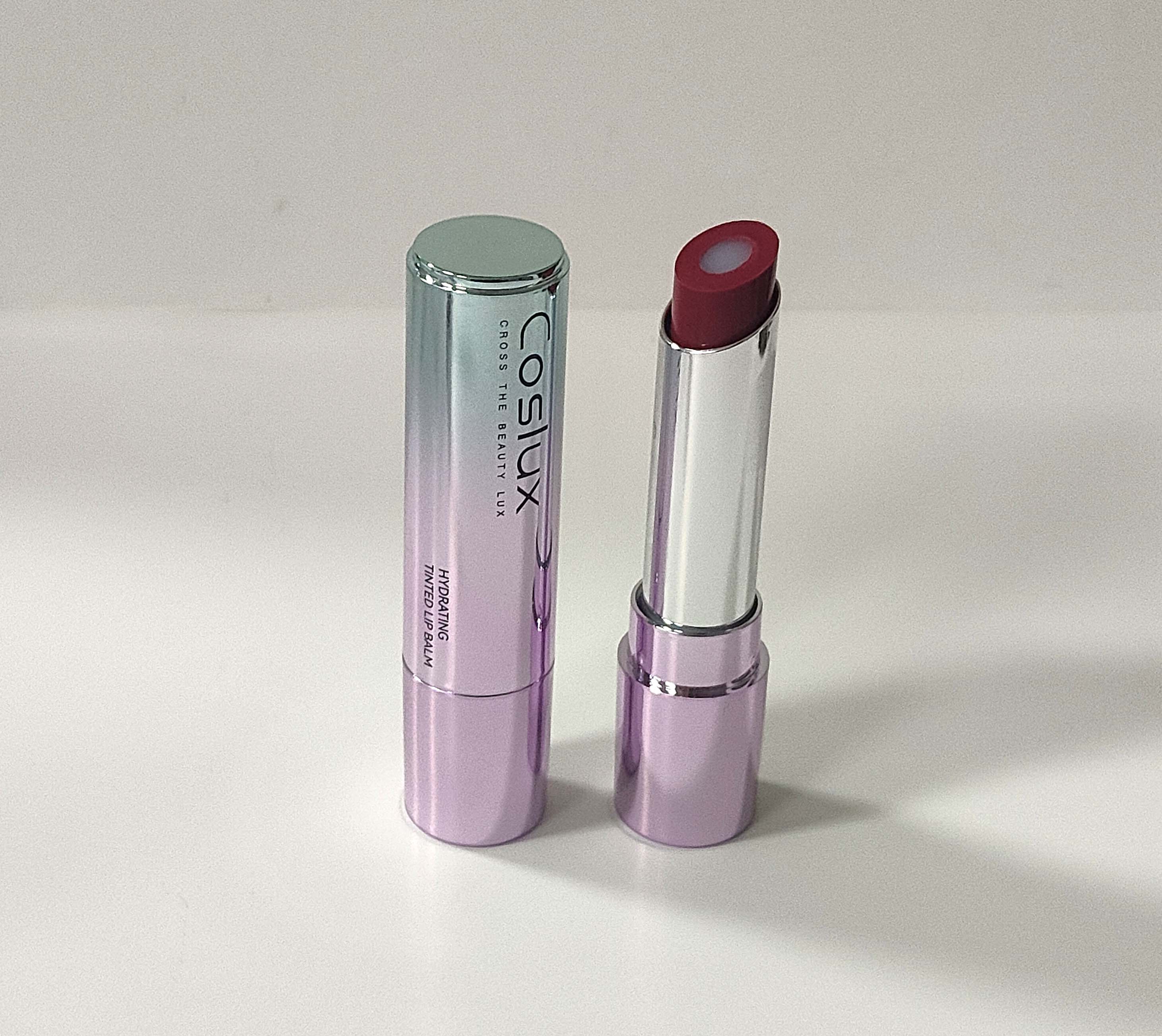 The moisturizing lip balm with a melting texture contains a heart-shaped core that moisturizes the lips and adds a bright color. The heart-shaped core is rich in moisturizing vitamin E, providing a bright color and a soft luster that nourishes and repairs the lip skin Item Picture