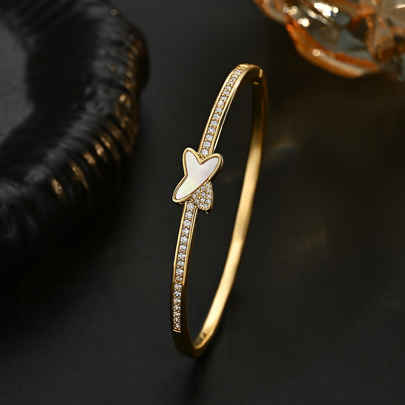 A luxurious and high-end gold electroplated bracelet with a fashionable, individual and simple four-leaf clover design that is versatile for daily use Specification image