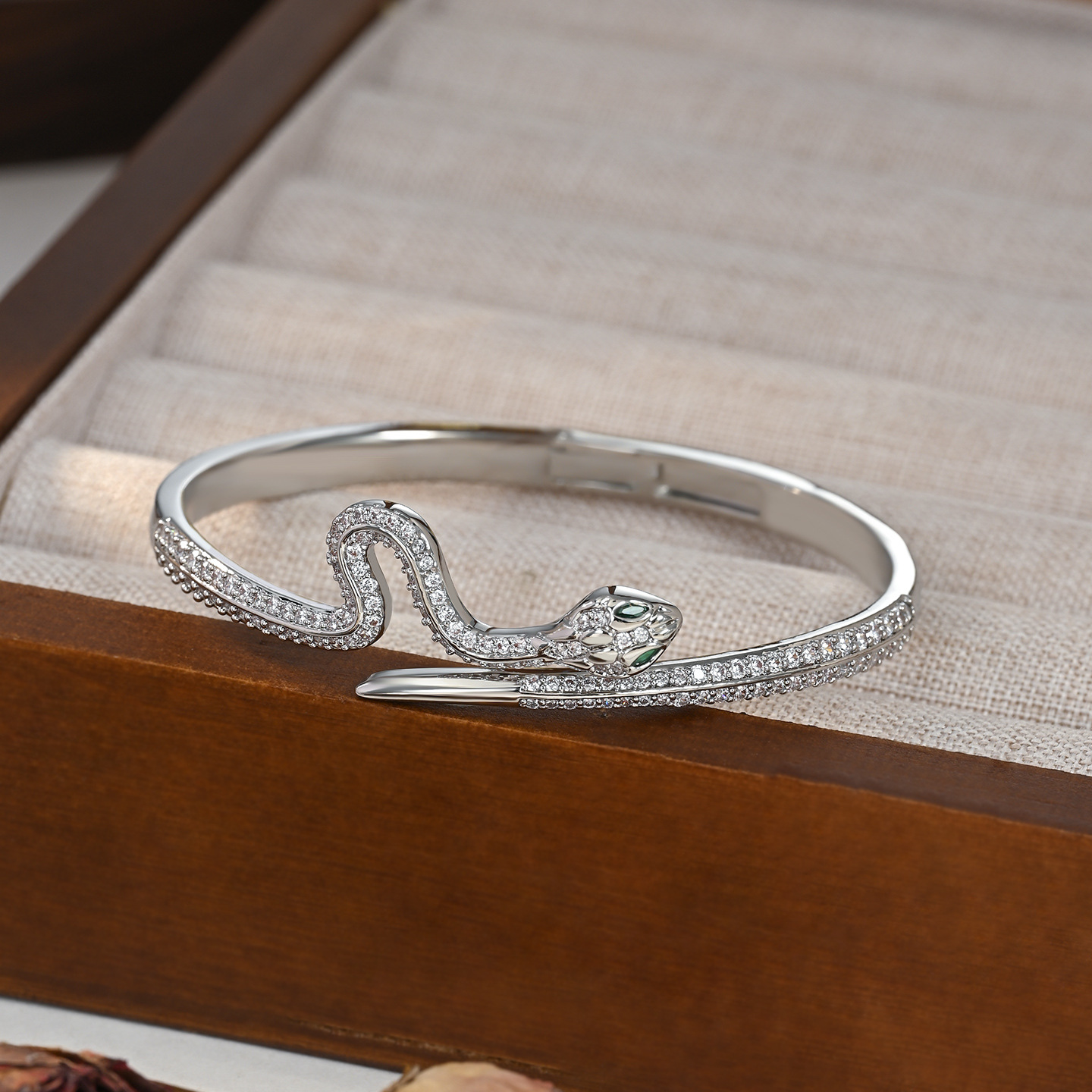 A genuine gold electroplated high-end, fashionable and luxurious cartoon snake design, a versatile bracelet for daily use details Picture