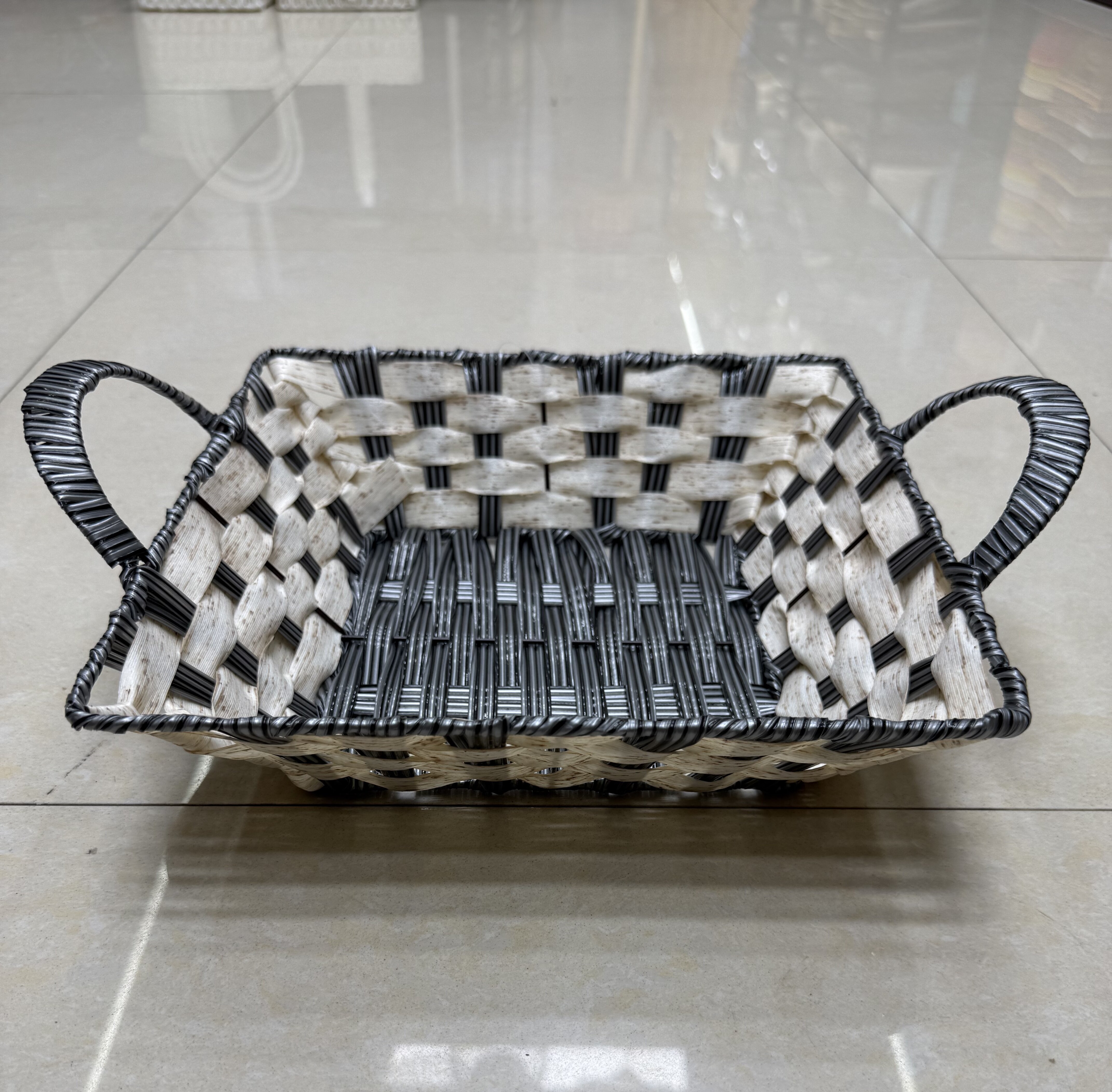 White and black rubber square ear-pulling storage basin, fruit and snack basket, bread basket, toy storage basket, supermarket gift packaging basket, souvenir packaging basket, kitchen sauce storage basket, vegetable storage basket, tissue storage basket, cosmetics basket Specification image