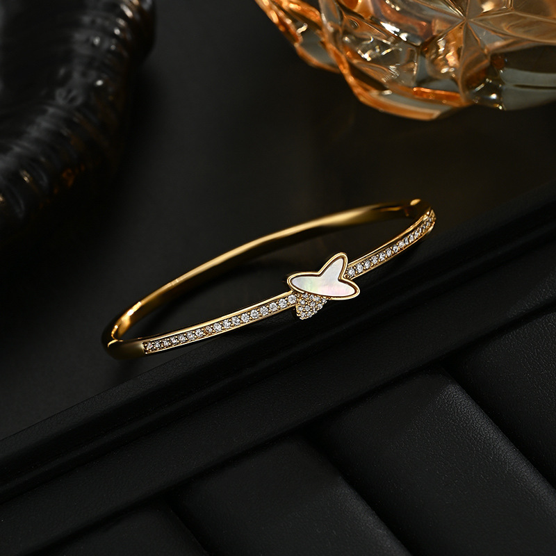 A luxurious and high-end gold electroplated bracelet with a fashionable, individual and simple four-leaf clover design that is versatile for daily use Application Scenario