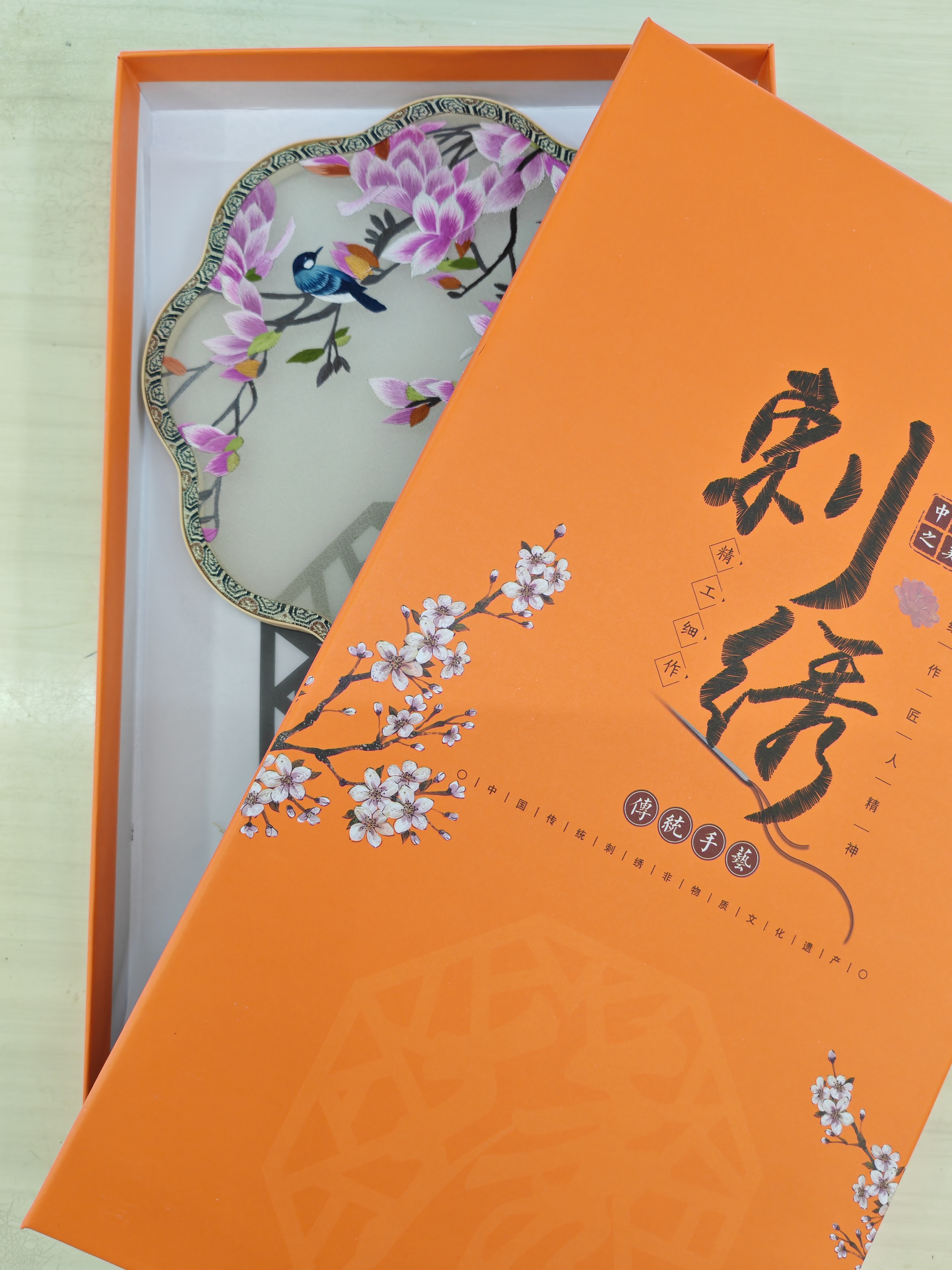 Inheriting the intangible cultural heritage techniques of Suzhou double-sided embroidery, creating folk handicrafts and creative gifts, handcrafting other traditional craft decorative items detail image 2