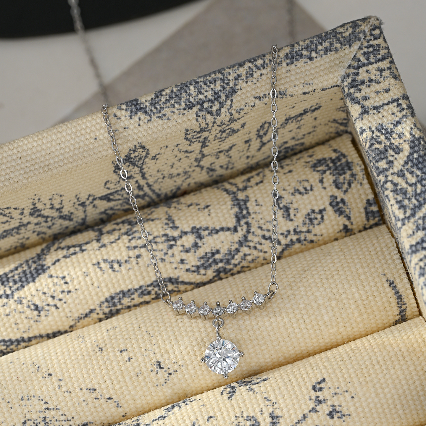 The new live-streaming bestseller is a high-end, elegant and luxurious one-shoulder necklace with a round pendant. It features a high-end design and is a versatile necklace for daily use Item Picture