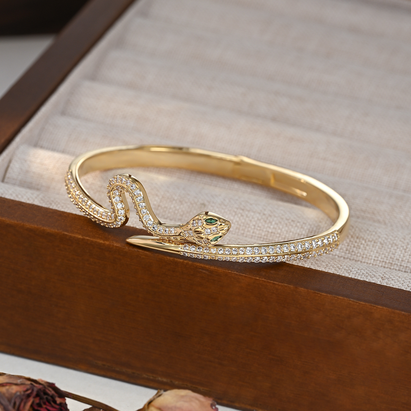 A genuine gold electroplated high-end, fashionable and luxurious cartoon snake design, a versatile bracelet for daily use Specification image