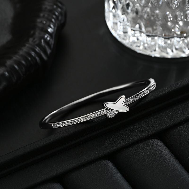 A luxurious and high-end gold electroplated bracelet with a fashionable, individual and simple four-leaf clover design that is versatile for daily use Item Picture