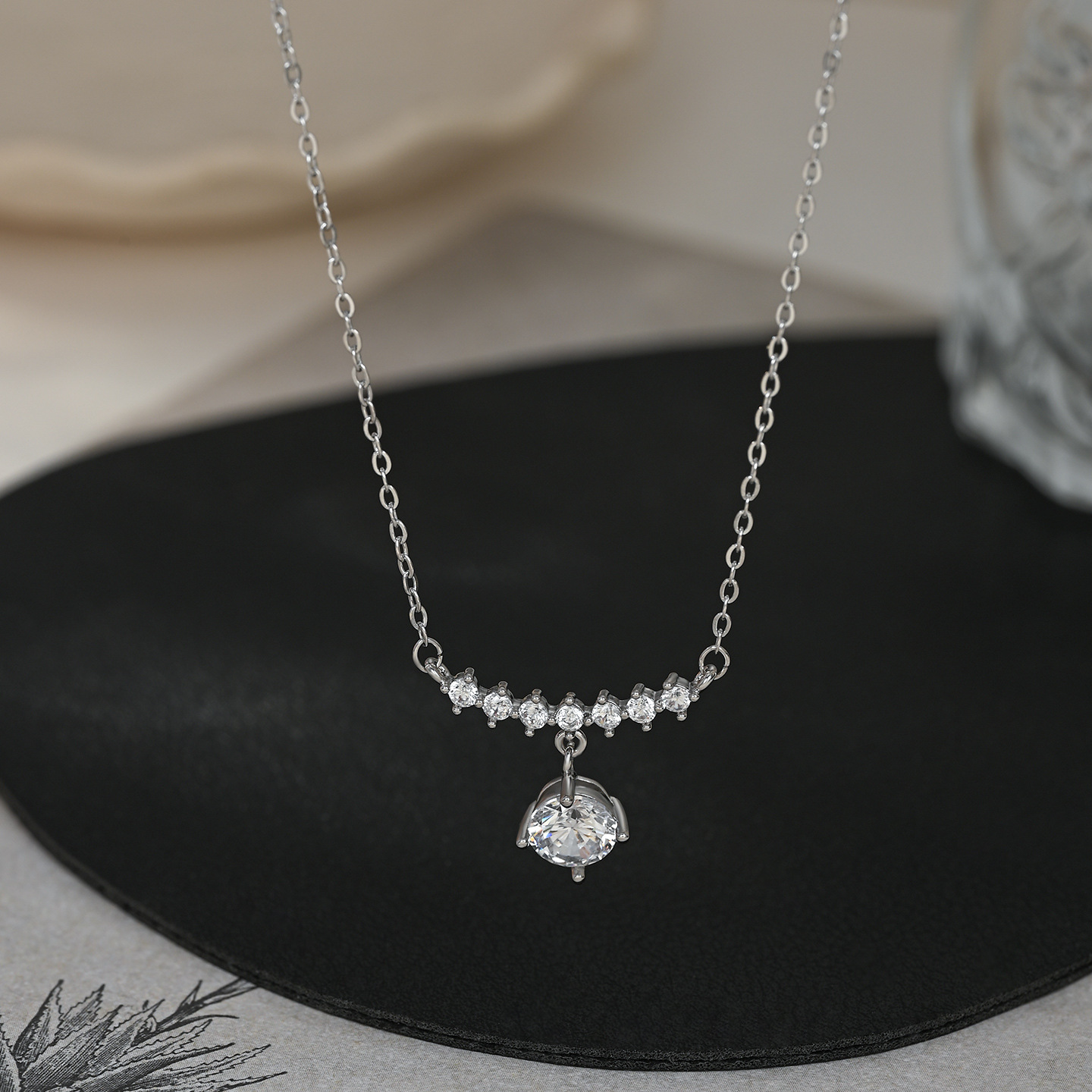 The new live-streaming bestseller is a high-end, elegant and luxurious one-shoulder necklace with a round pendant. It features a high-end design and is a versatile necklace for daily use