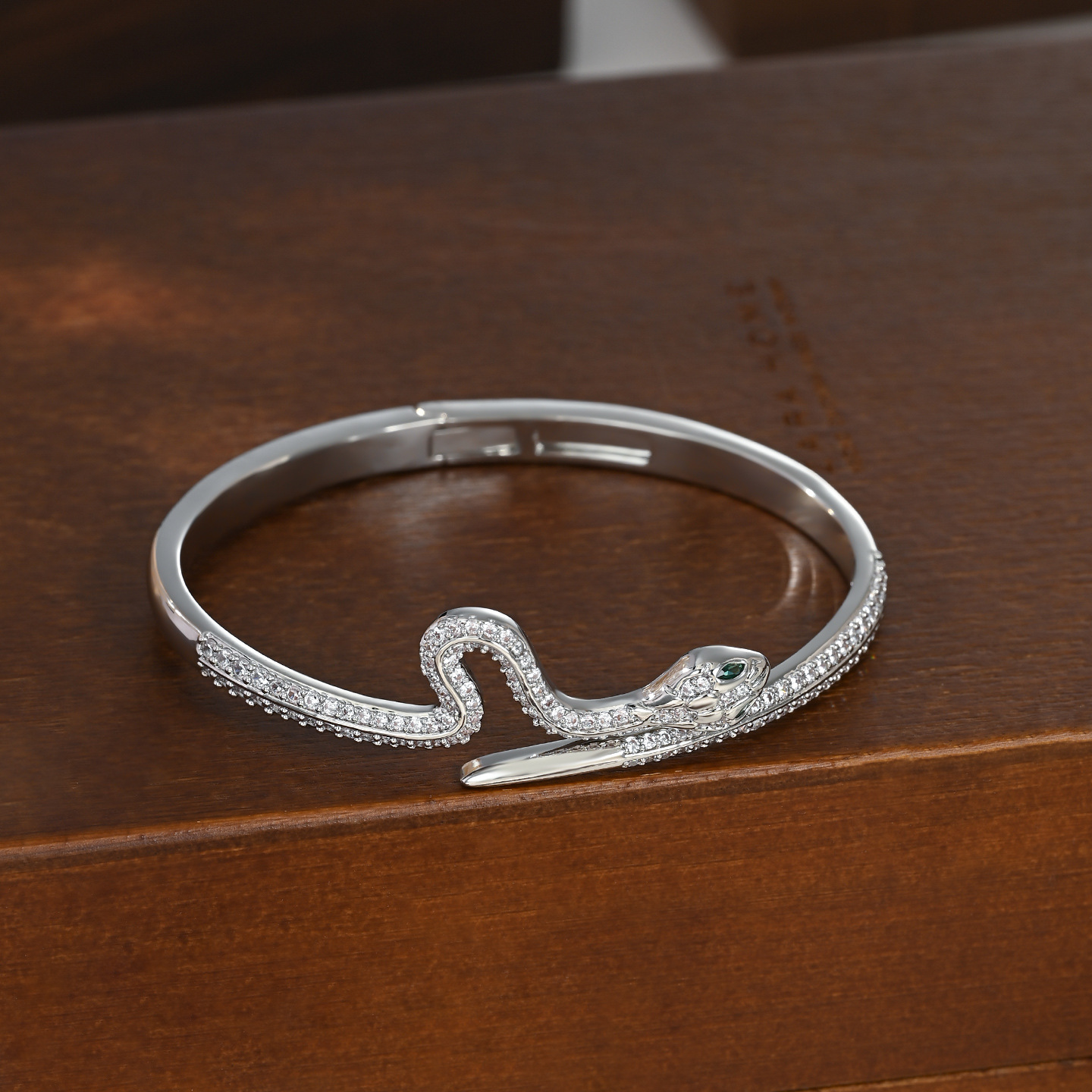 A genuine gold electroplated high-end, fashionable and luxurious cartoon snake design, a versatile bracelet for daily use Application Scenario