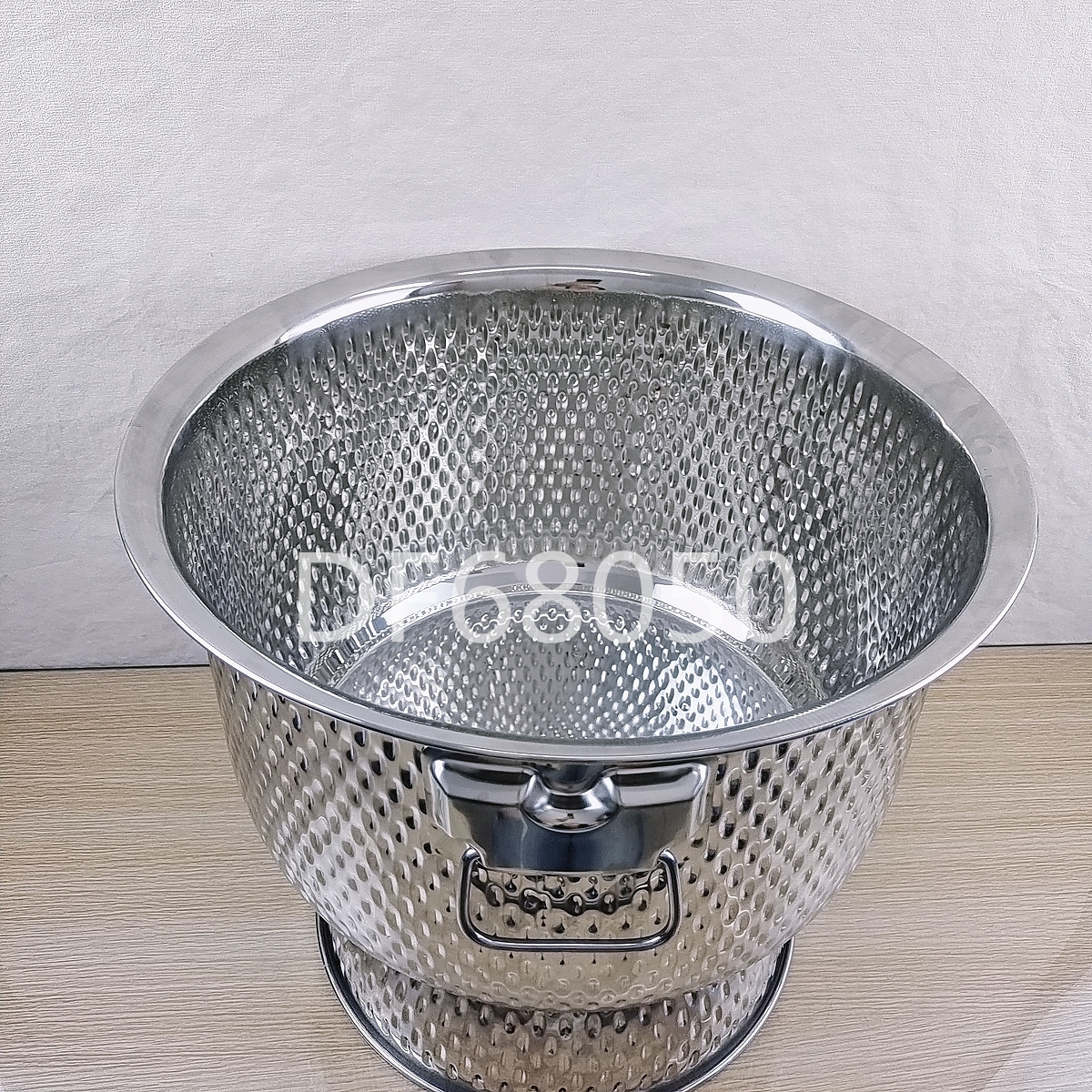 دلو ثلج كبير من الفولاذ غير القابل للصدأ من طراز DF68050W إلى دلو من النبيذ الأحمر الضخم في وعاء المأدبة، من دلو من الفولاذ غير القابل للصدأ Application Scenario