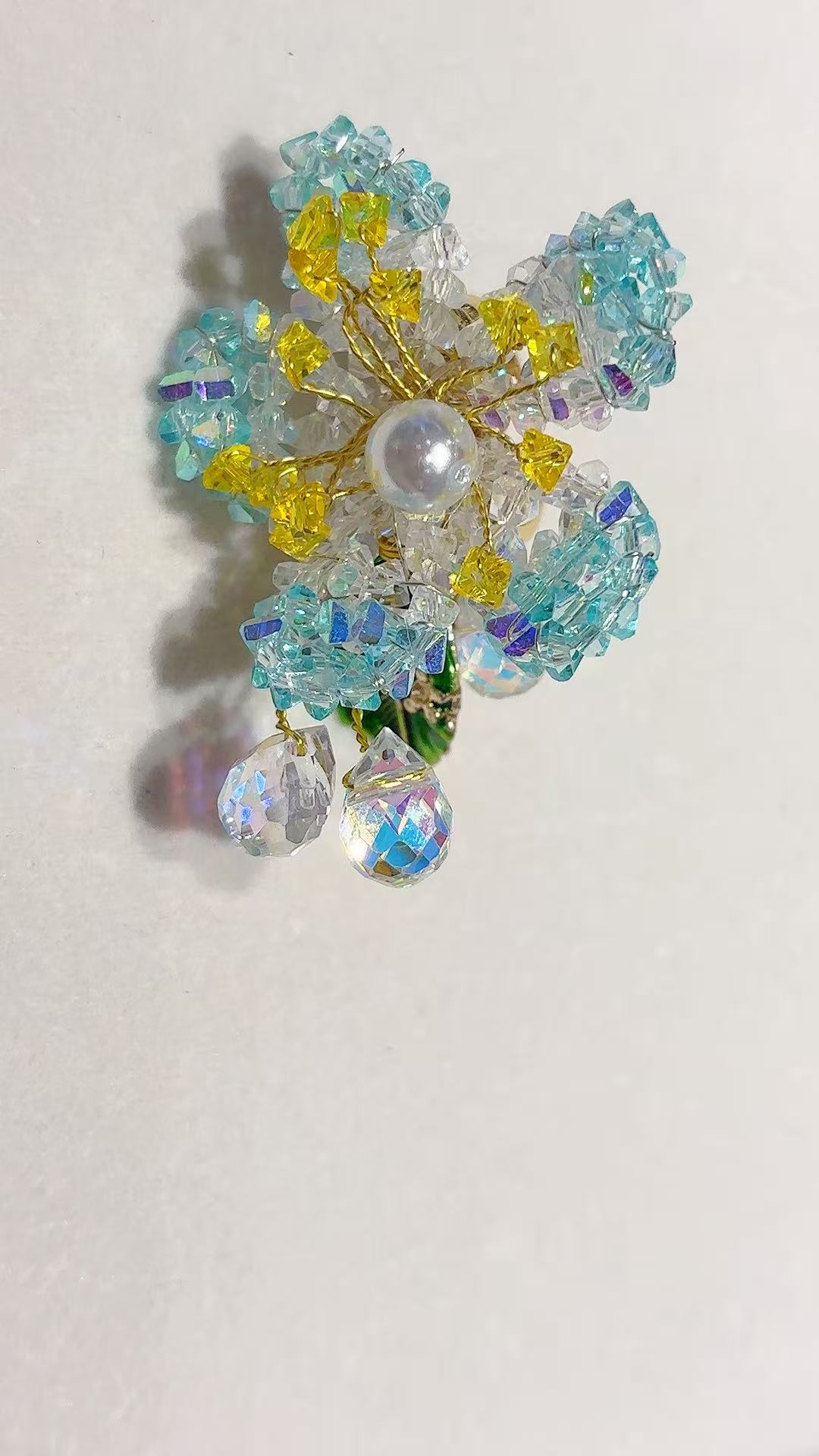 Colorful crystal bead decorated light luxury brooch, graduation season brooch and badge accessories Specification image