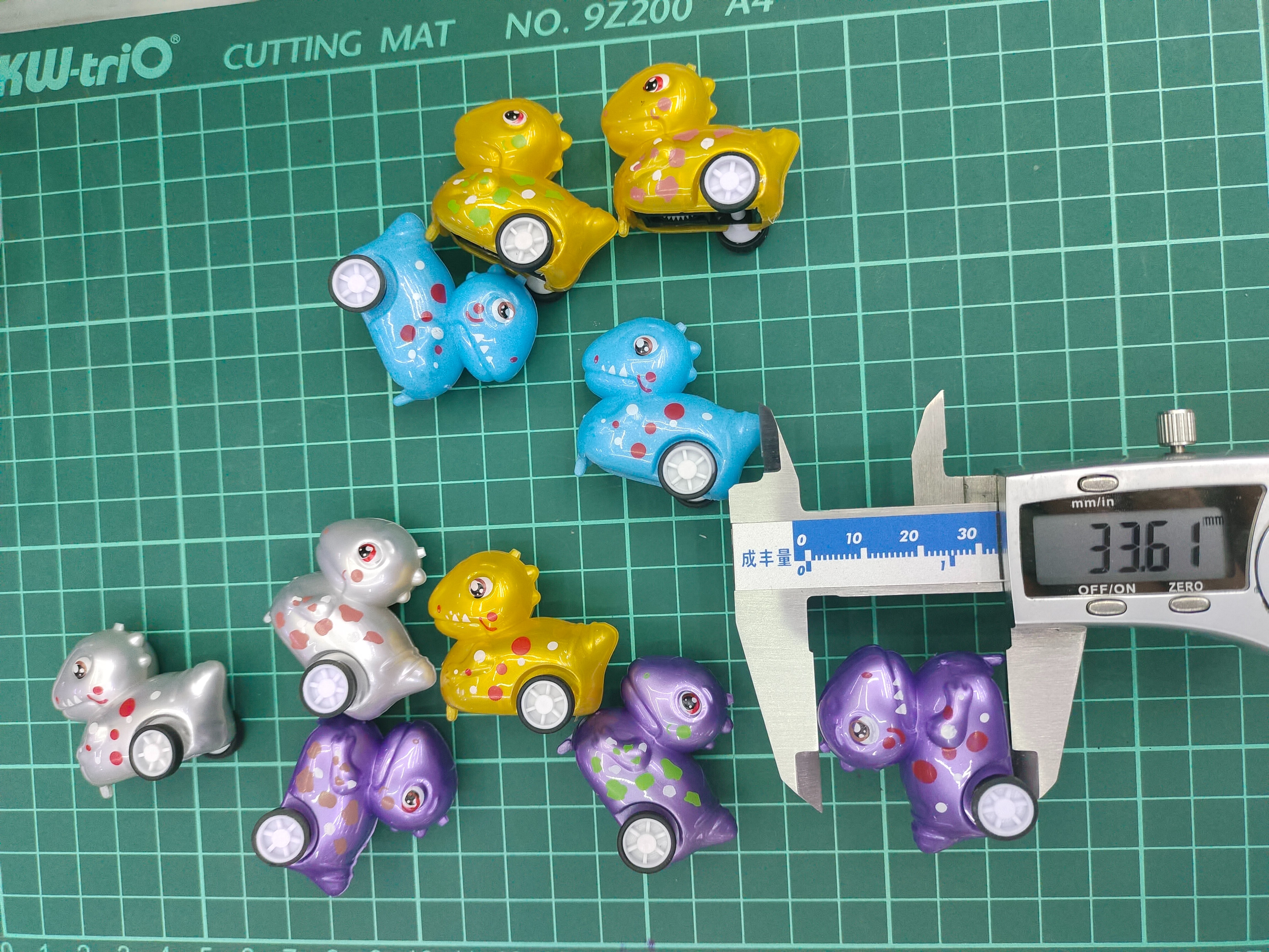 The colorful dinosaur toy car set includes a simulation skeleton model, dinosaur egg opening experience, and children's educational toys Application Scenario