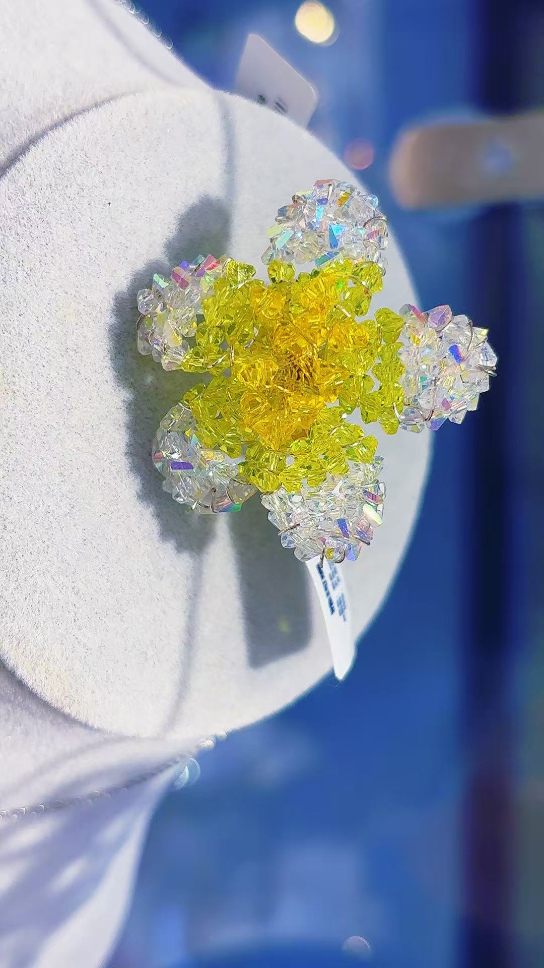 Yellow crystal flower brooch, a light luxury corsage accessory for graduation season