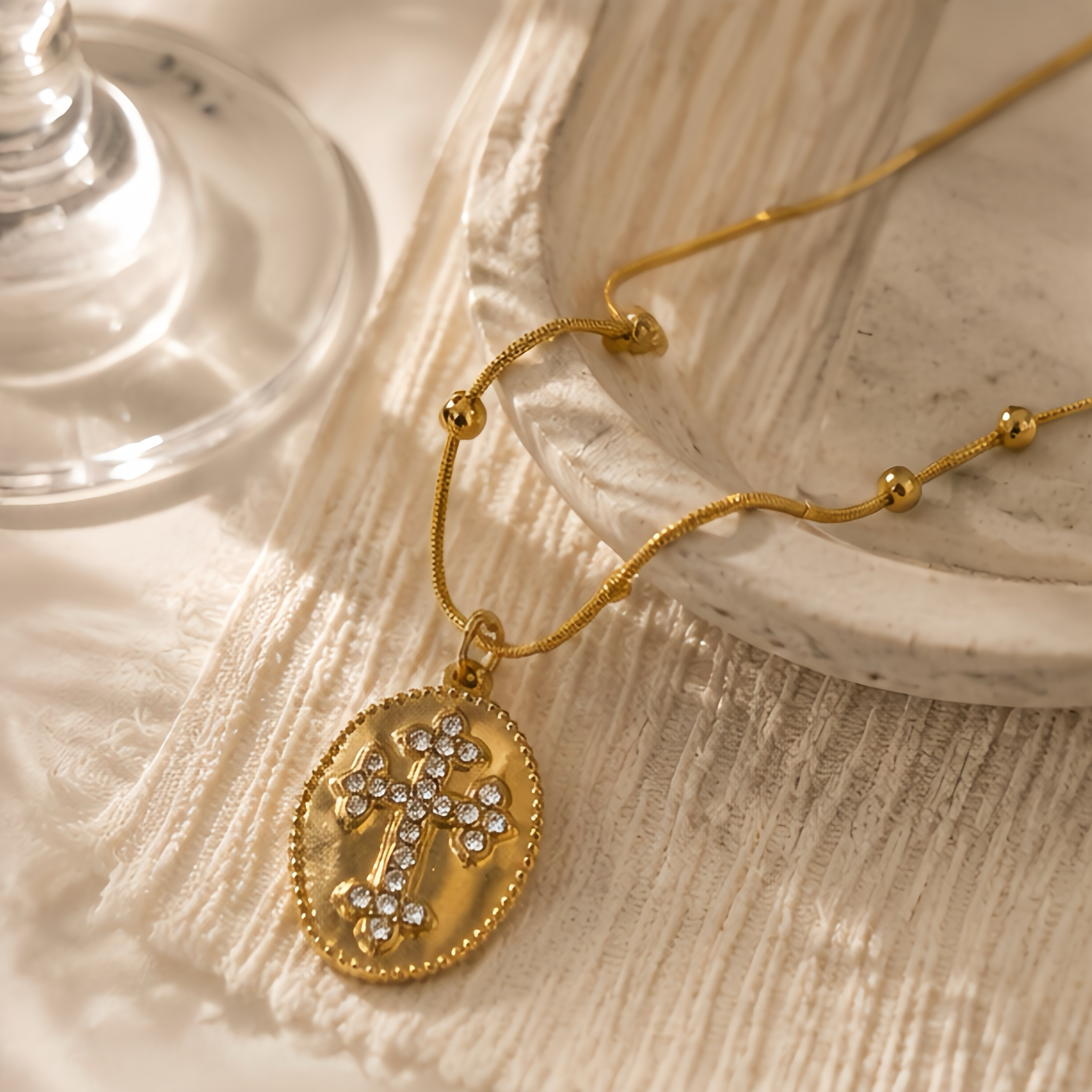 Full diamond cross relief distressed oval pendant, stainless steel retro texture, metal non-fading snake bone chain, high-end quality, versatile women's neck accessory Specification image