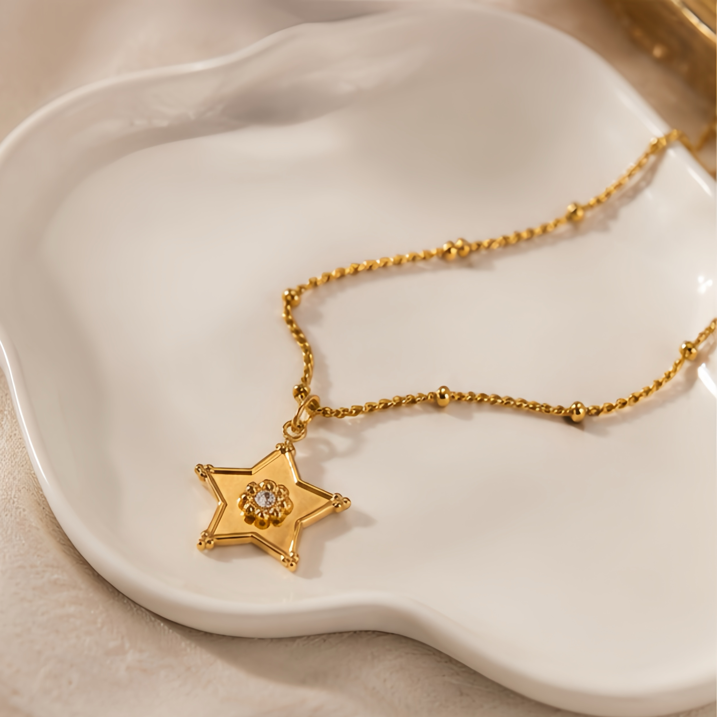 New five-pointed star diamond-encrusted pendant, round bead chain, stainless steel, non-fading, niche design, light luxury, lucky star, versatile and exquisite accessories for commuting