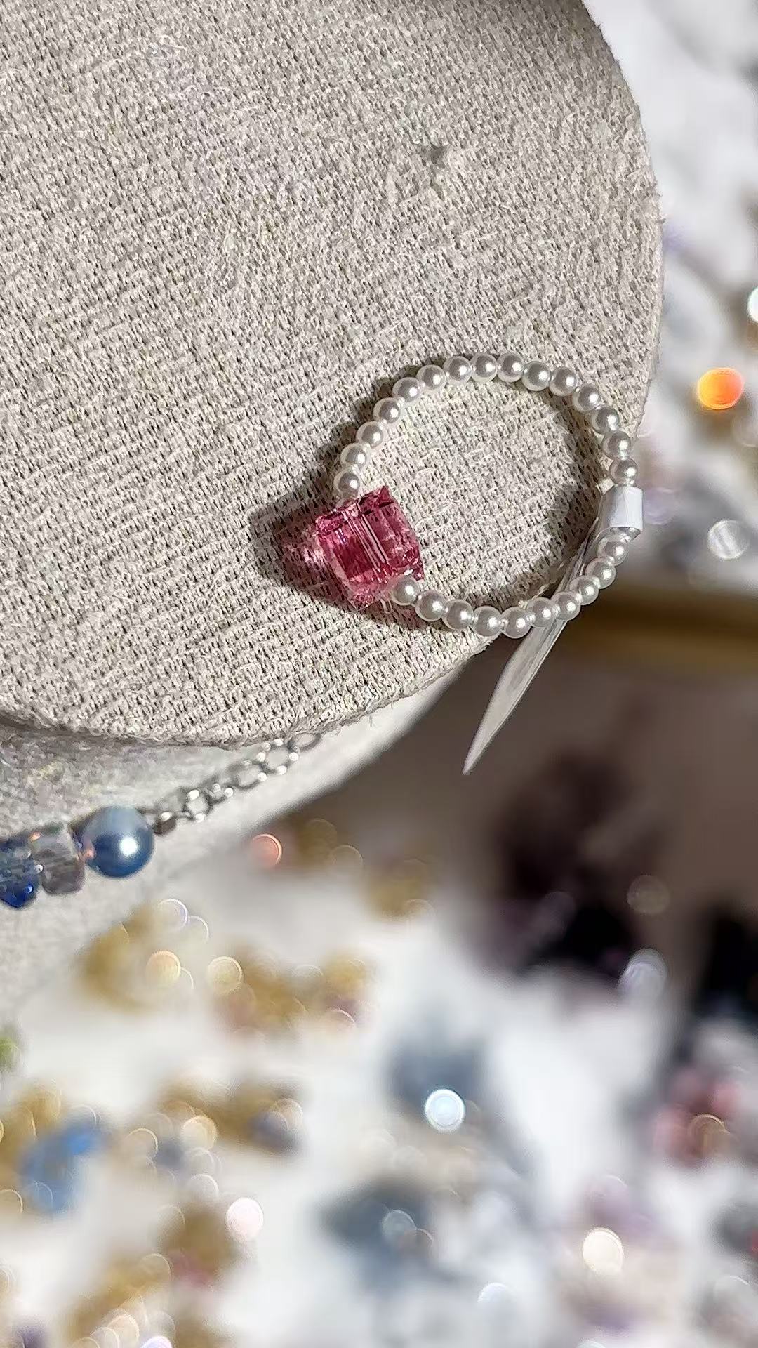 Pink crystal pearl bracelet made of titanium steel, handcrafted for ladies, a light luxury bracelet details Picture