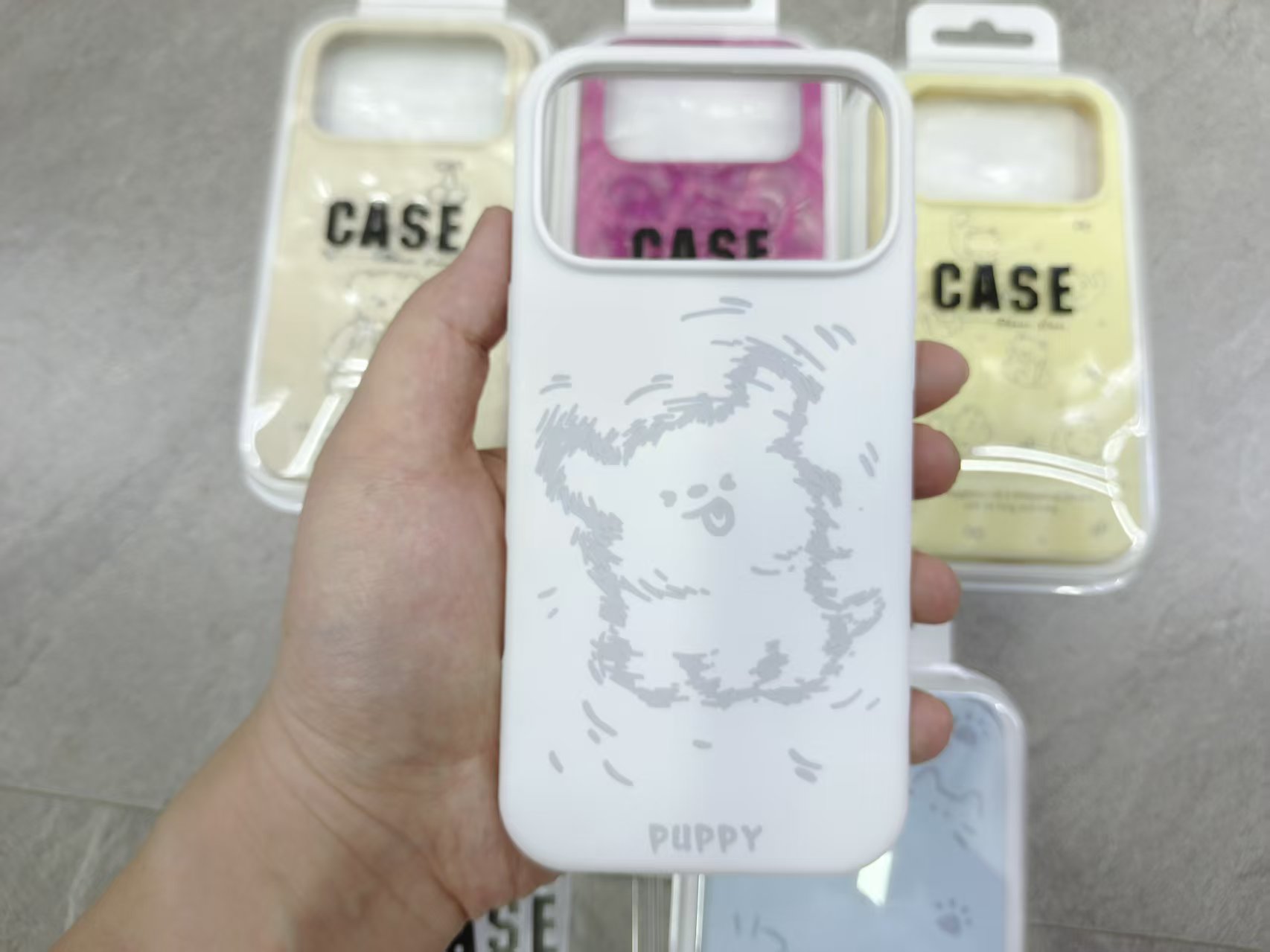 The liquid skin-sensing print phone case is protected by flannel inside details Picture
