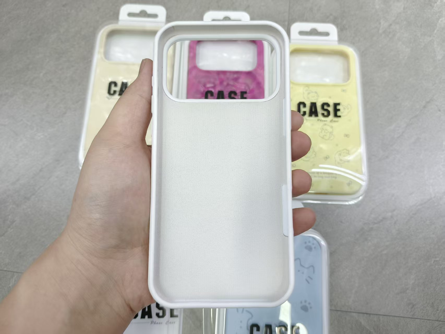 The liquid skin-sensing print phone case is protected by flannel inside Item Picture