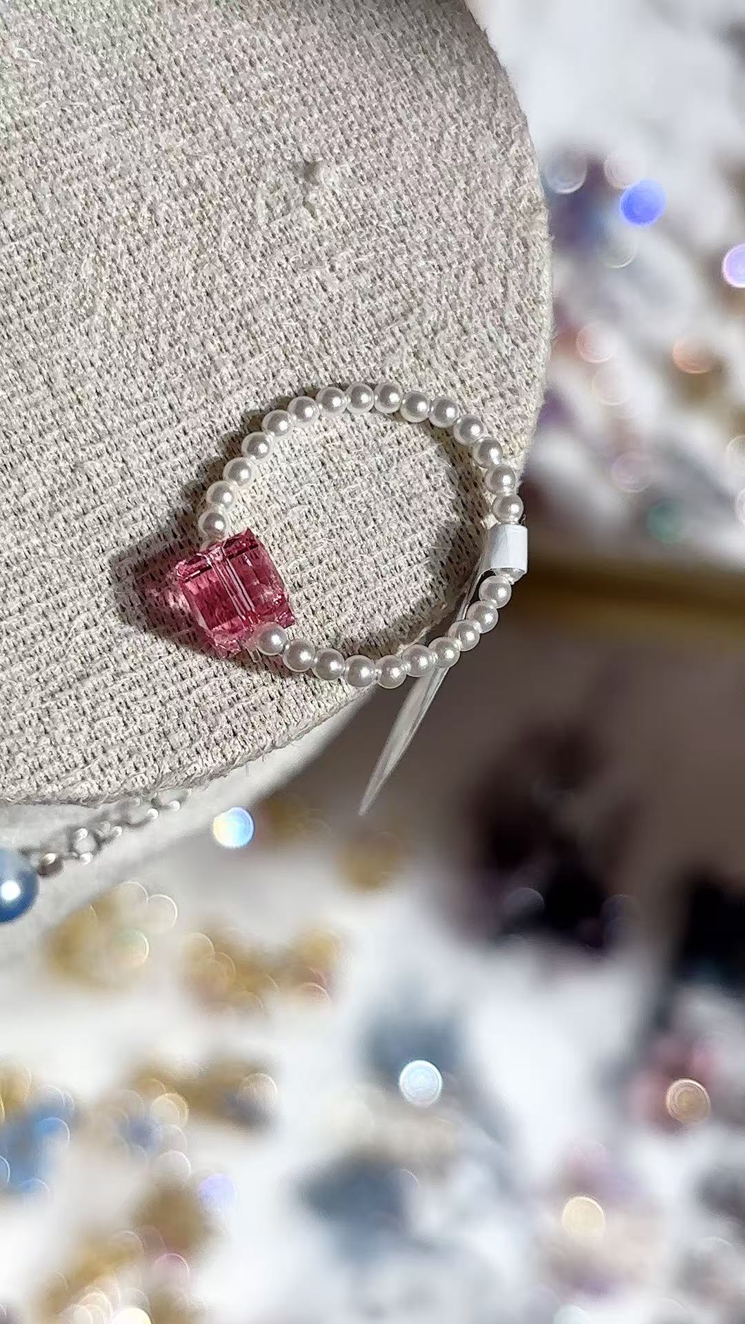 Pink crystal pearl bracelet made of titanium steel, handcrafted for ladies, a light luxury bracelet Application Scenario