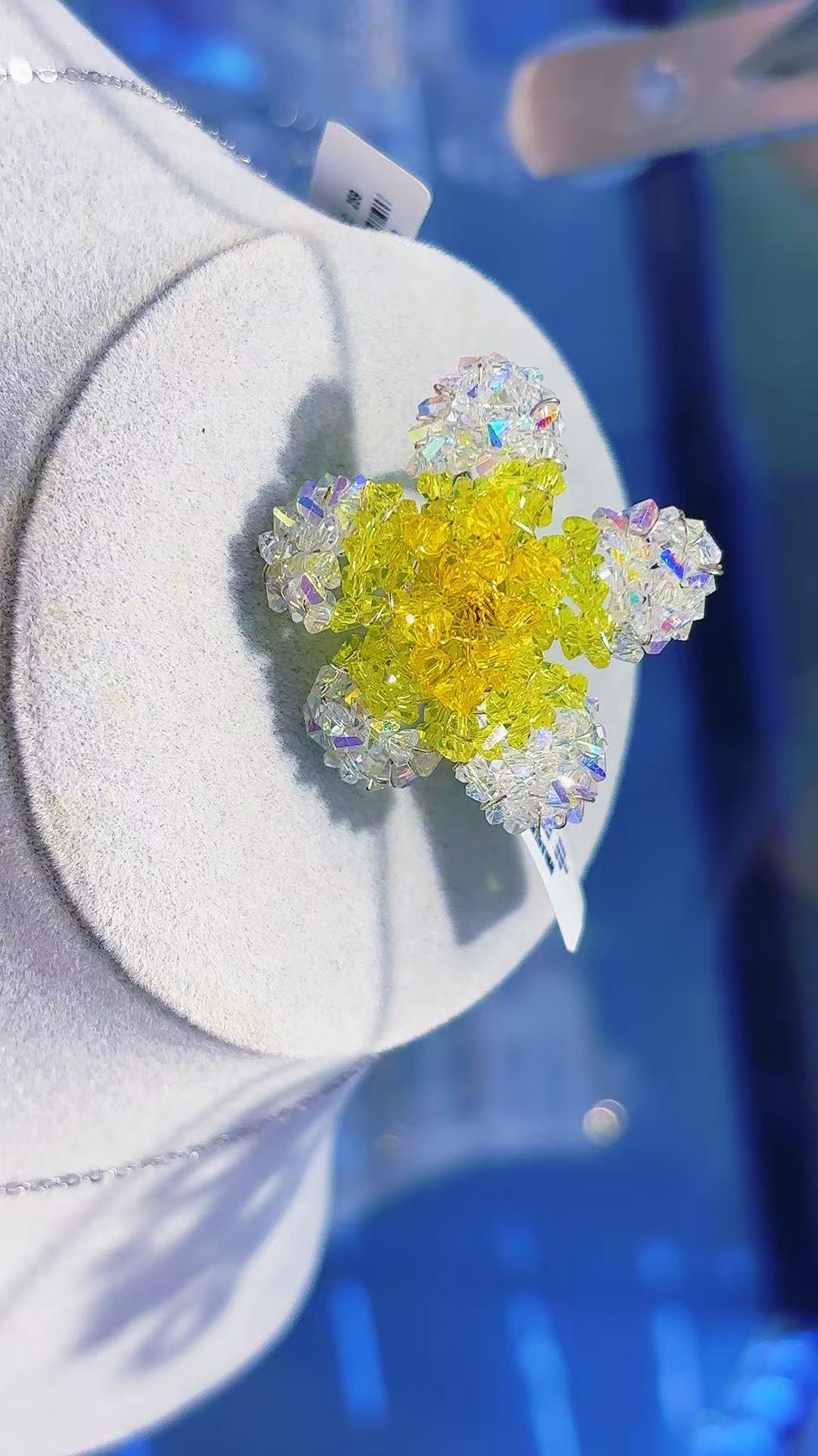 Yellow crystal flower brooch, a light luxury corsage accessory for graduation season Item Picture