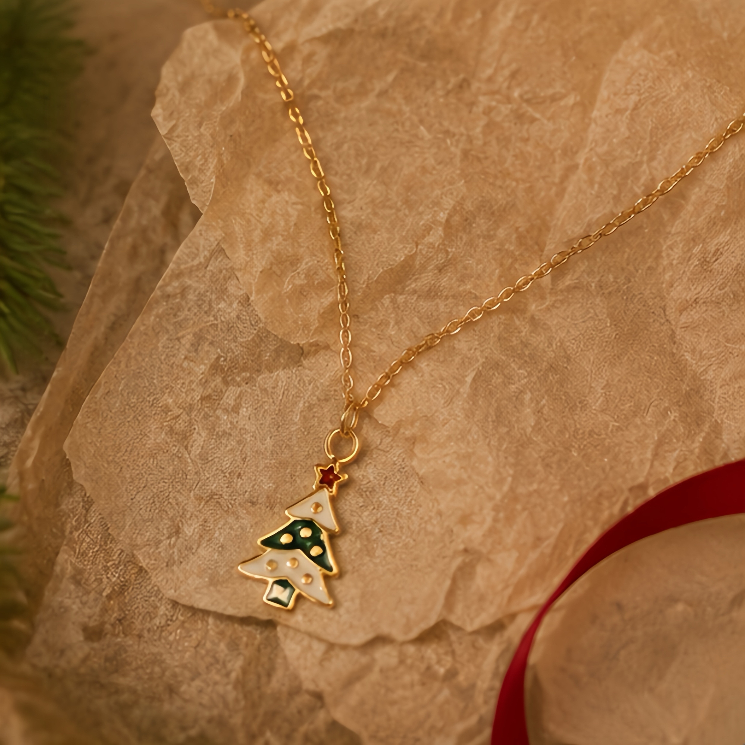 Color-blocking and layered Christmas tree pendant, stainless steel chain, retro and aged style, Christmas accessory, holiday niche, childlike and exquisite collarbone chain Application Scenario