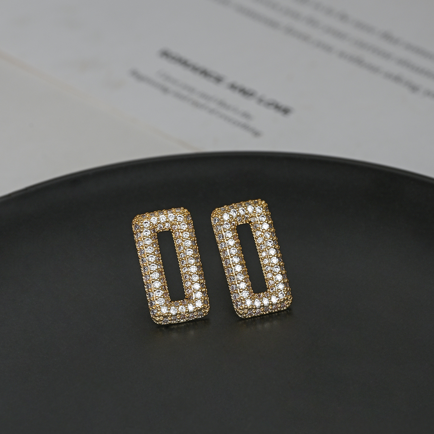The new fashionable, niche, simple and unique geometric square design exudes a sense of luxury Specification image