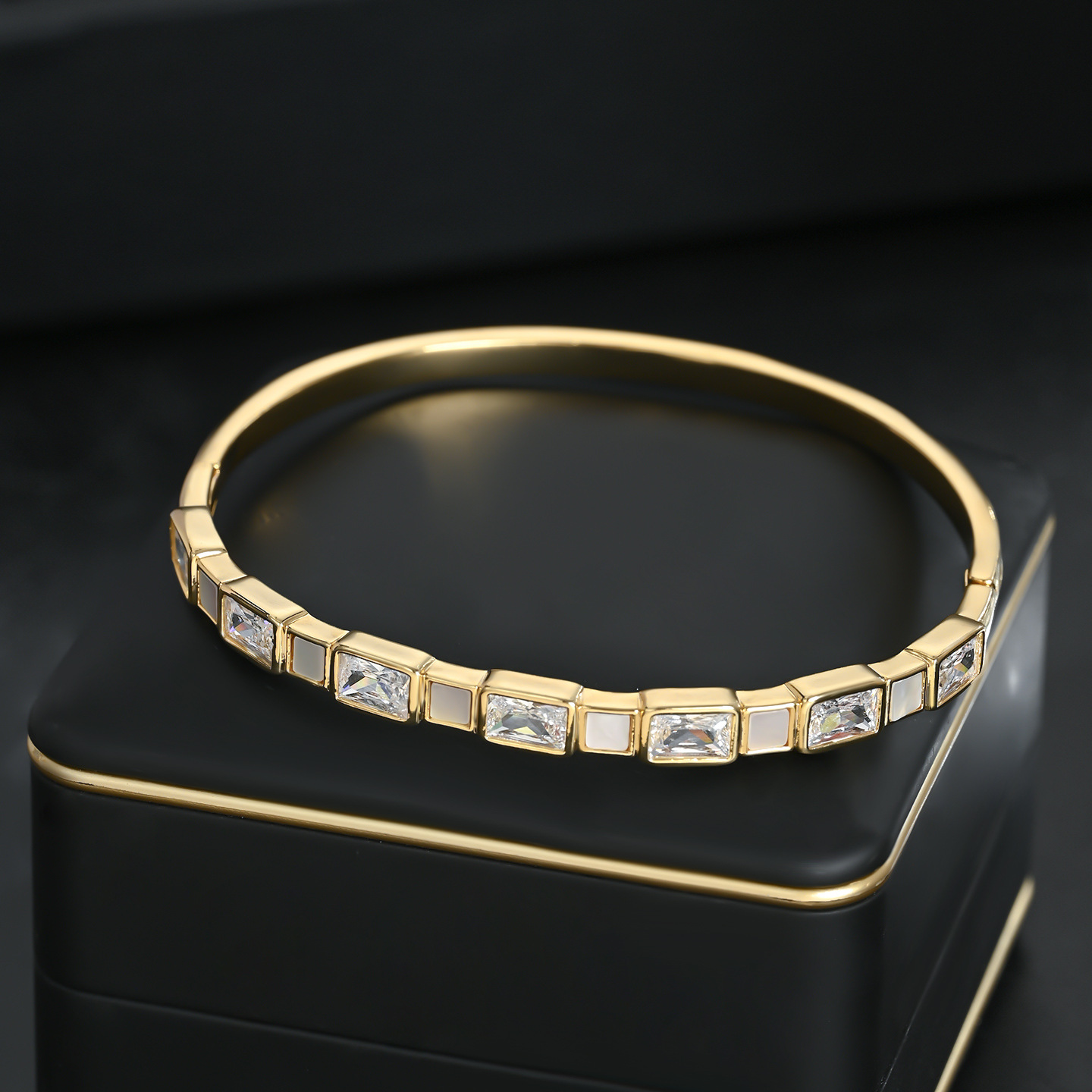 Genuine gold electroplated, fashionable, niche, individual, simple geometric square, high-end design, versatile for daily use details Picture