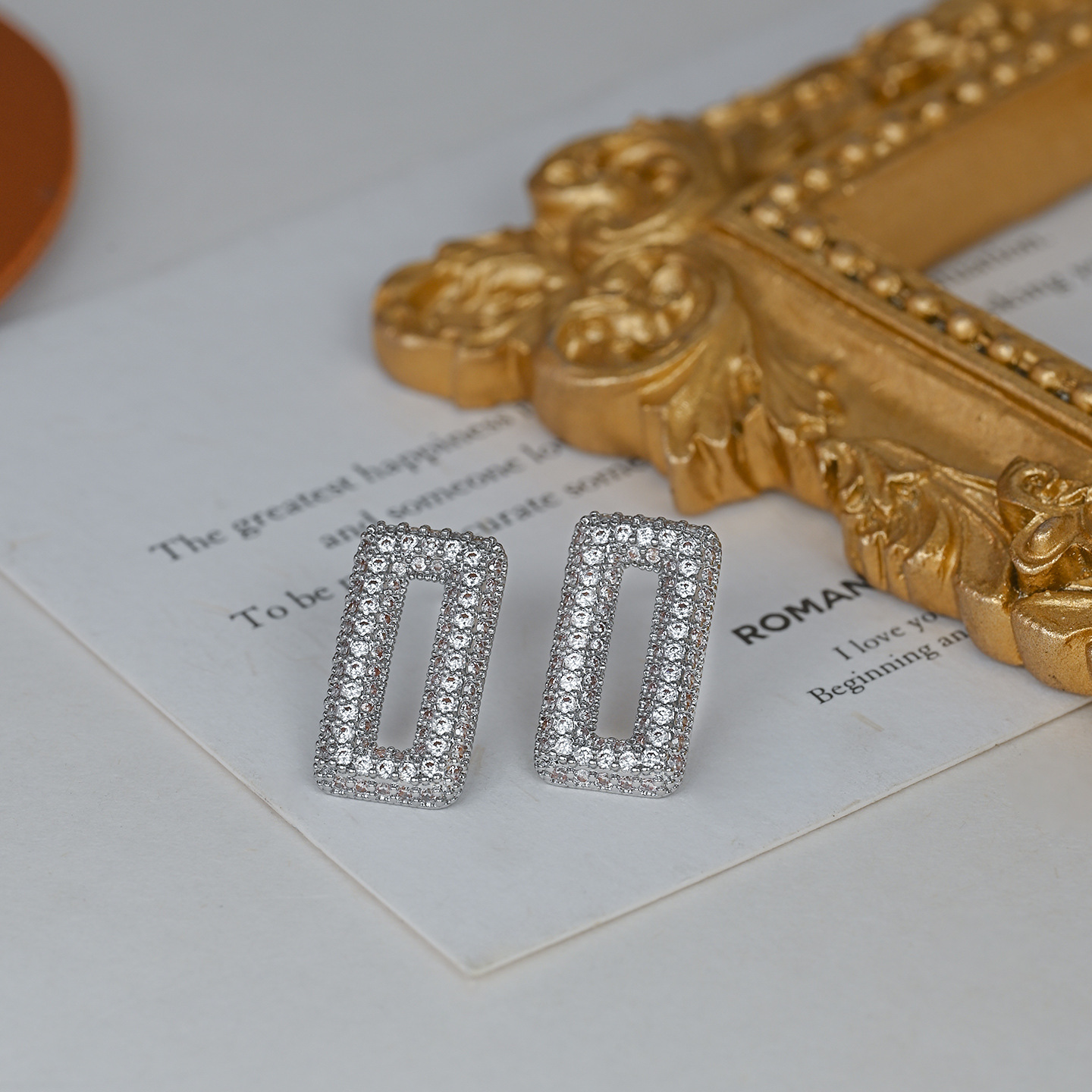 The new fashionable, niche, simple and unique geometric square design exudes a sense of luxury Application Scenario
