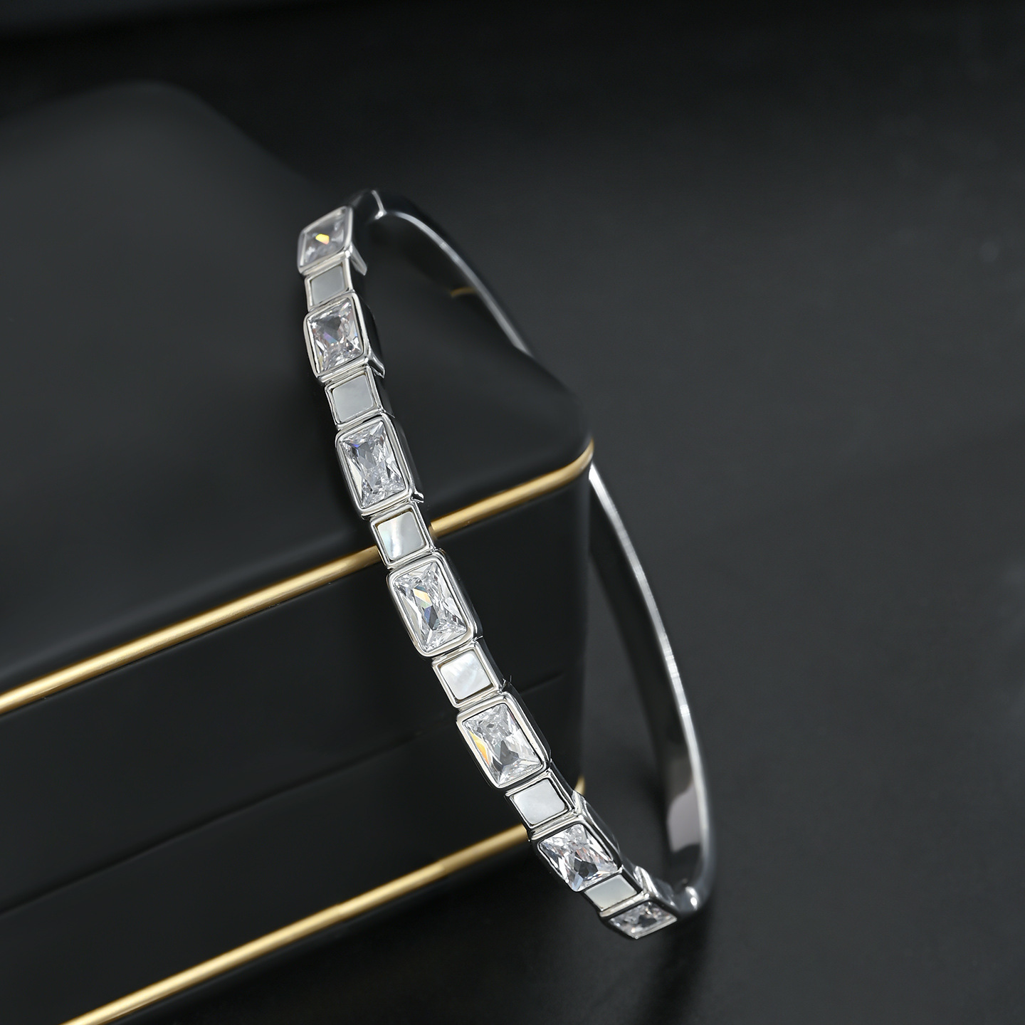 Genuine gold electroplated, fashionable, niche, individual, simple geometric square, high-end design, versatile for daily use Item Picture