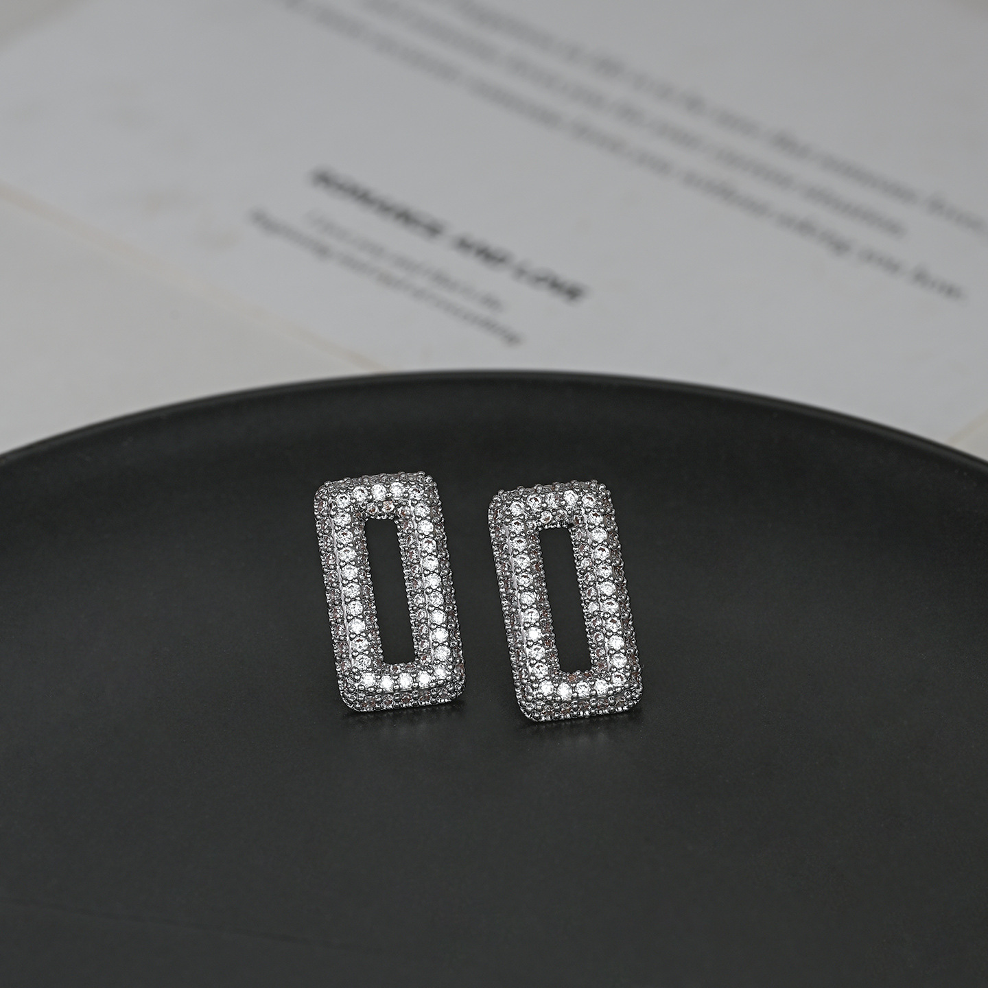 The new fashionable, niche, simple and unique geometric square design exudes a sense of luxury details Picture