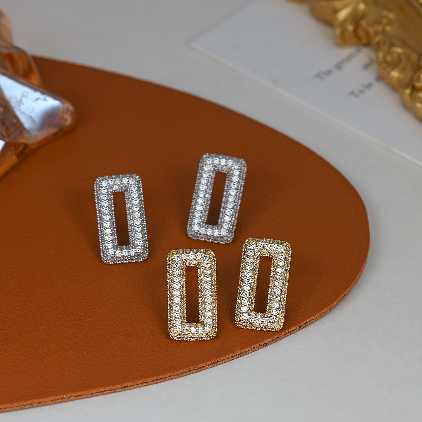 The new fashionable, niche, simple and unique geometric square design exudes a sense of luxury