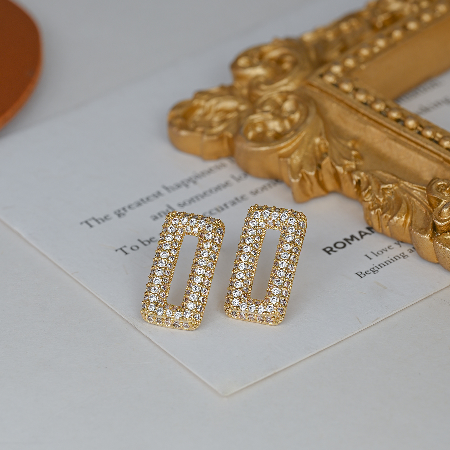 The new fashionable, niche, simple and unique geometric square design exudes a sense of luxury Item Picture