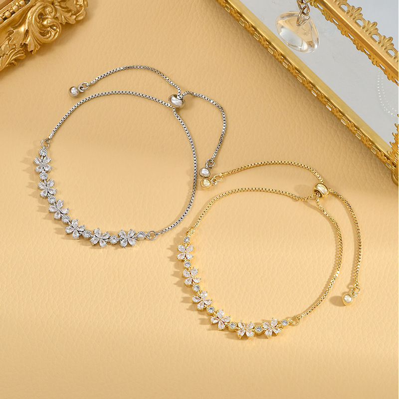 A popular and versatile bracelet with a unique floral design and a high-end feel, suitable for daily use