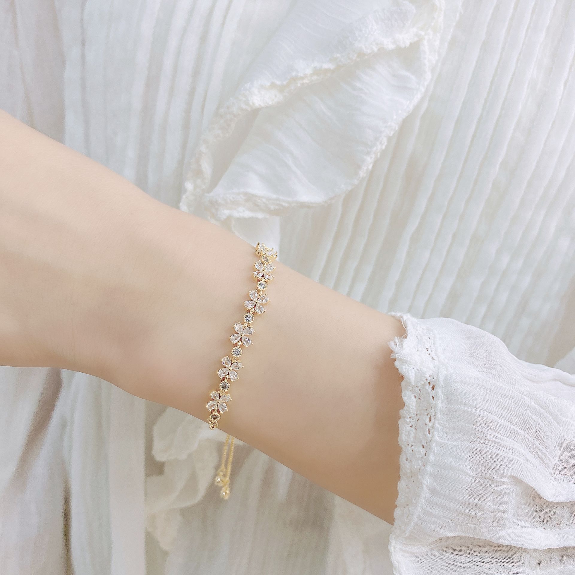A popular and versatile bracelet with a unique floral design and a high-end feel, suitable for daily use Specification image