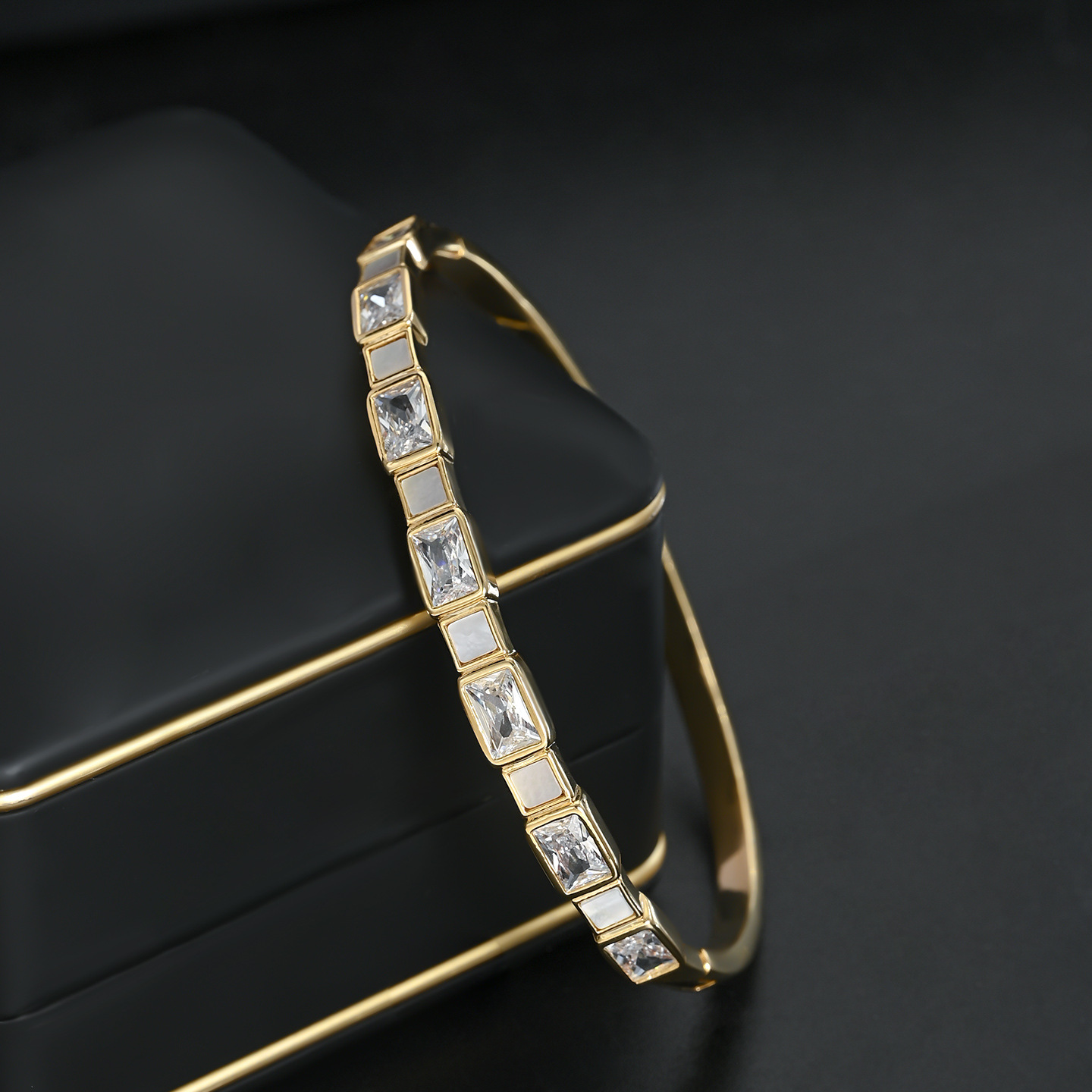 Genuine gold electroplated, fashionable, niche, individual, simple geometric square, high-end design, versatile for daily use Application Scenario