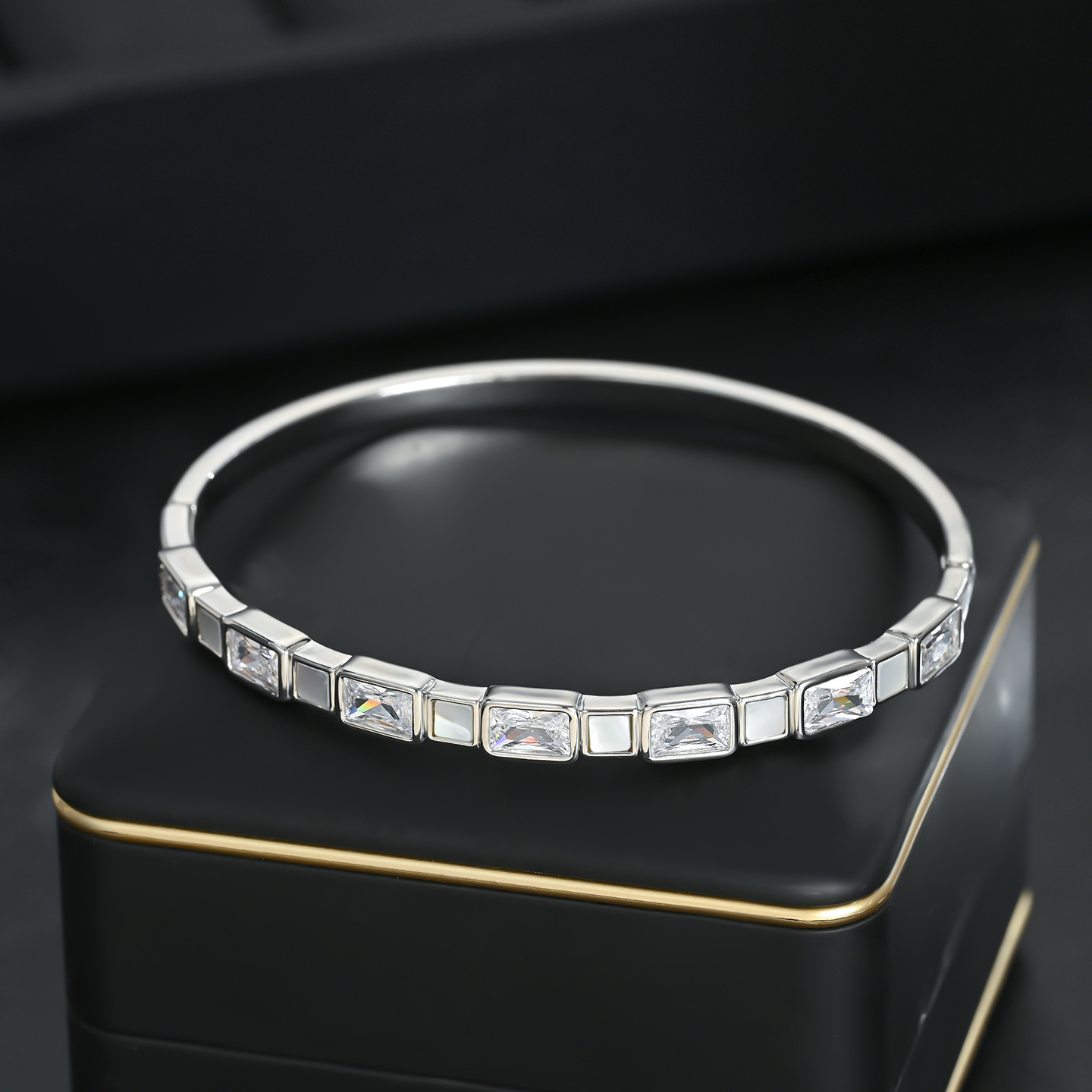 Genuine gold electroplated, fashionable, niche, individual, simple geometric square, high-end design, versatile for daily use Specification image