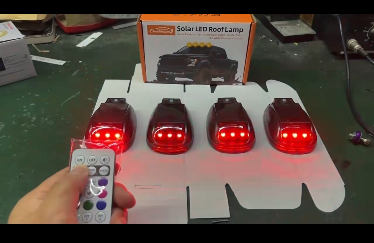 The new LED solar roof light for trucks, the no-wiring flashing light for cars and pickups, and the navigation light have been changed to yellow light Application Scenario