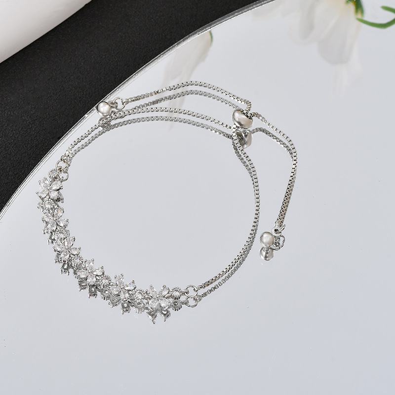 A popular and versatile bracelet with a unique floral design and a high-end feel, suitable for daily use Application Scenario