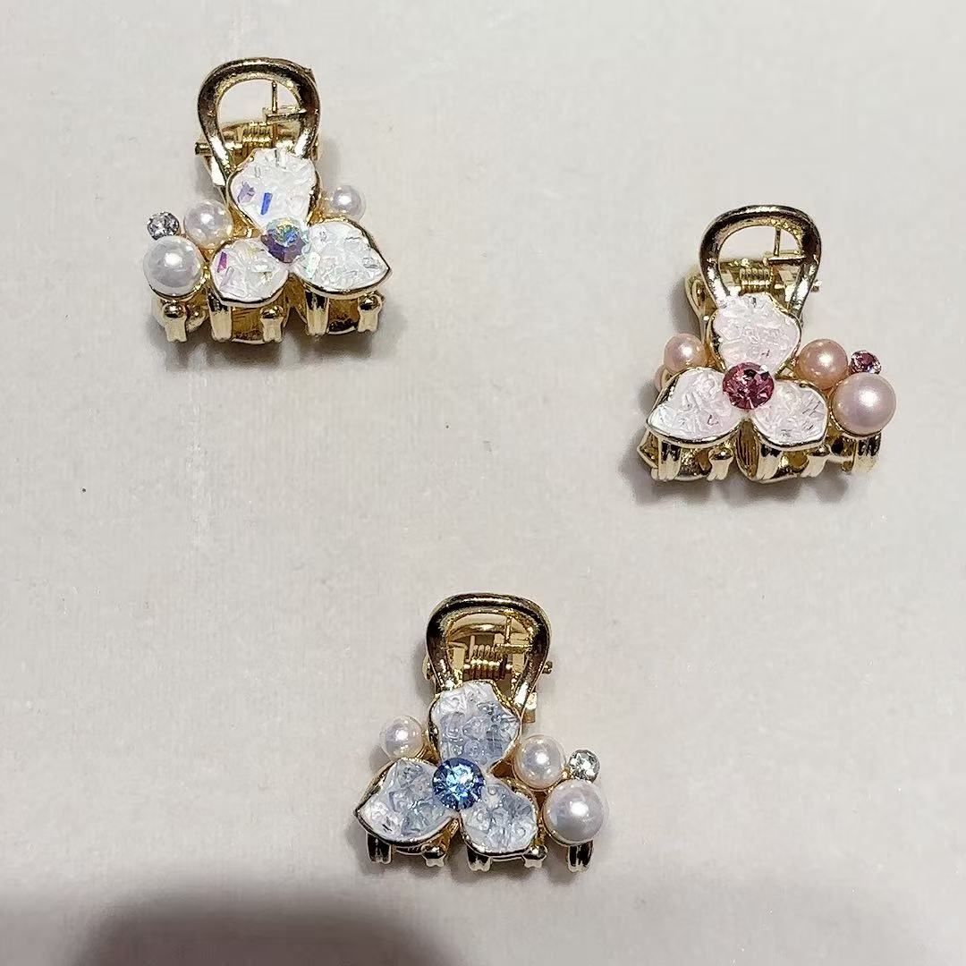 Golden flower pearl shark clip, hairpin, ladies' elegant hairpin Specification image