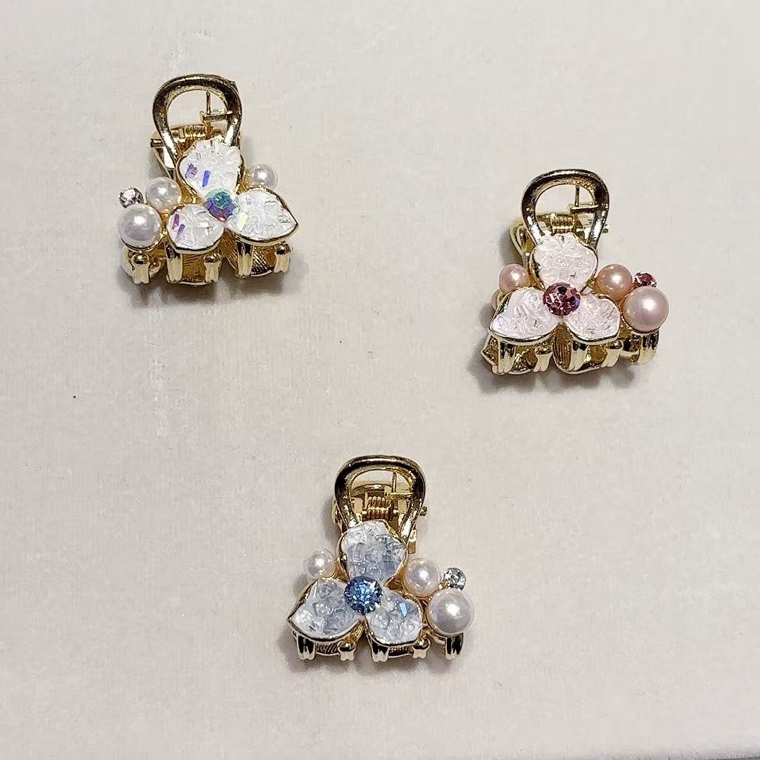 Golden flower pearl shark clip, hairpin, ladies' elegant hairpin Application Scenario