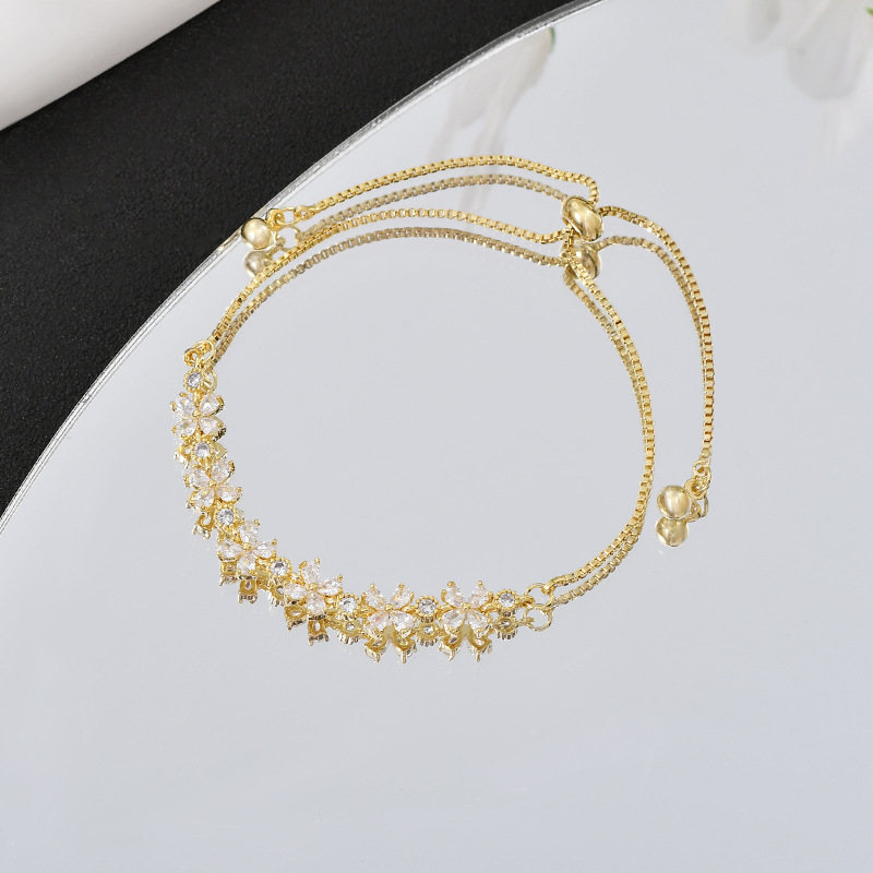 A popular and versatile bracelet with a unique floral design and a high-end feel, suitable for daily use Item Picture