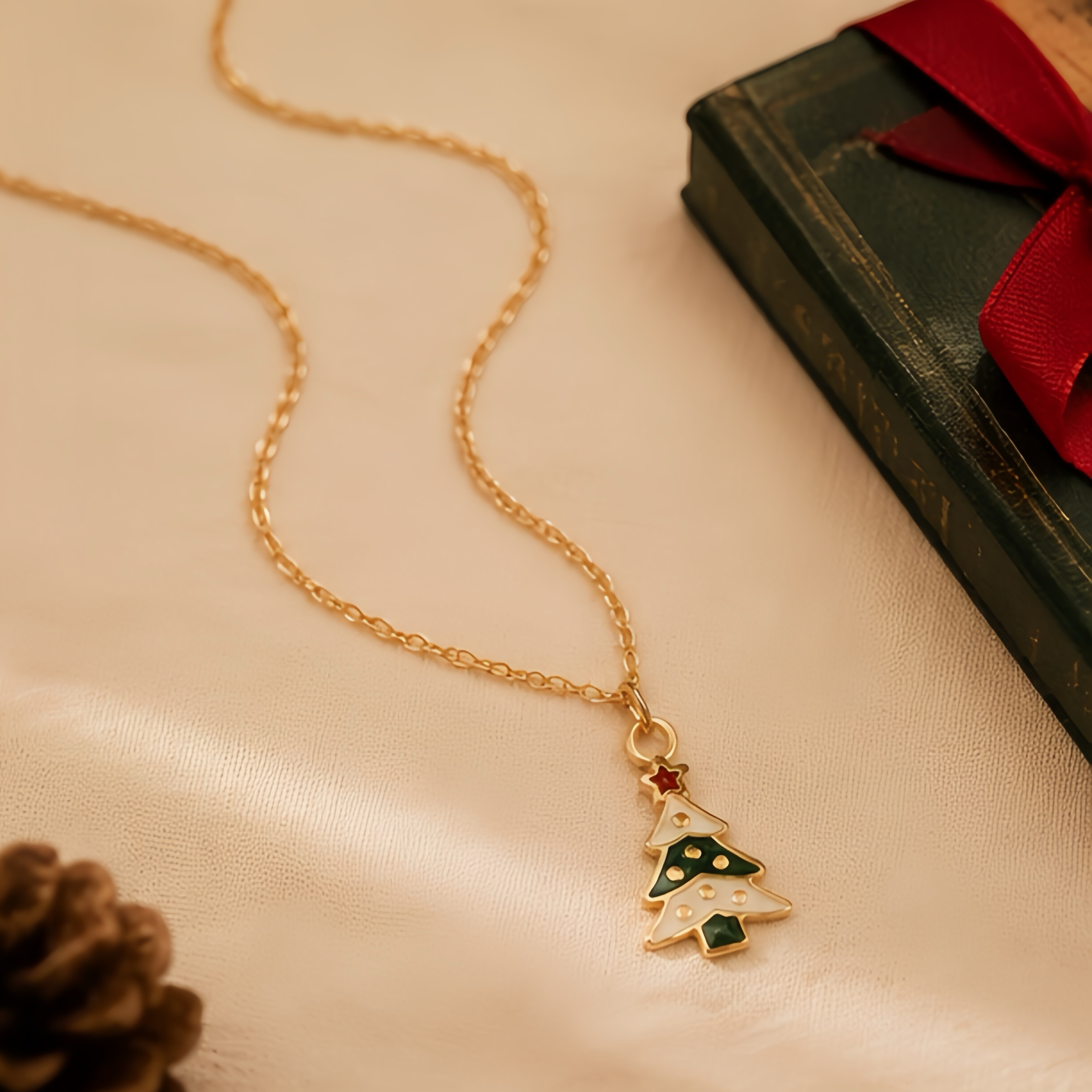 Color-blocking and layered Christmas tree pendant, stainless steel chain, retro and aged style, Christmas accessory, holiday niche, childlike and exquisite collarbone chain