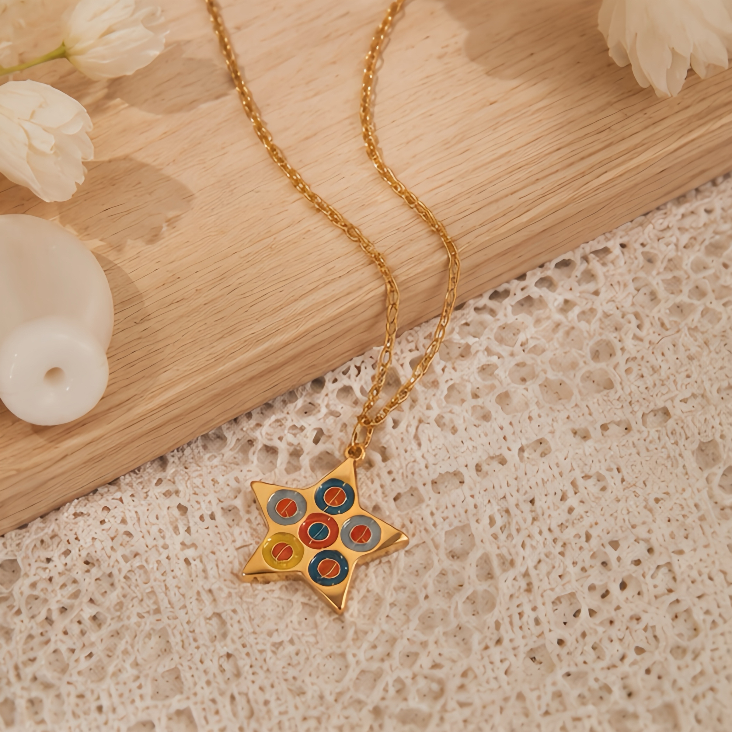 Retro multi-color polka dot five-star stainless steel necklace, niche color-blocking star-shaped pendant, retro atmosphere, versatile and non-fading, girls' decoration collarbone chain Application Scenario