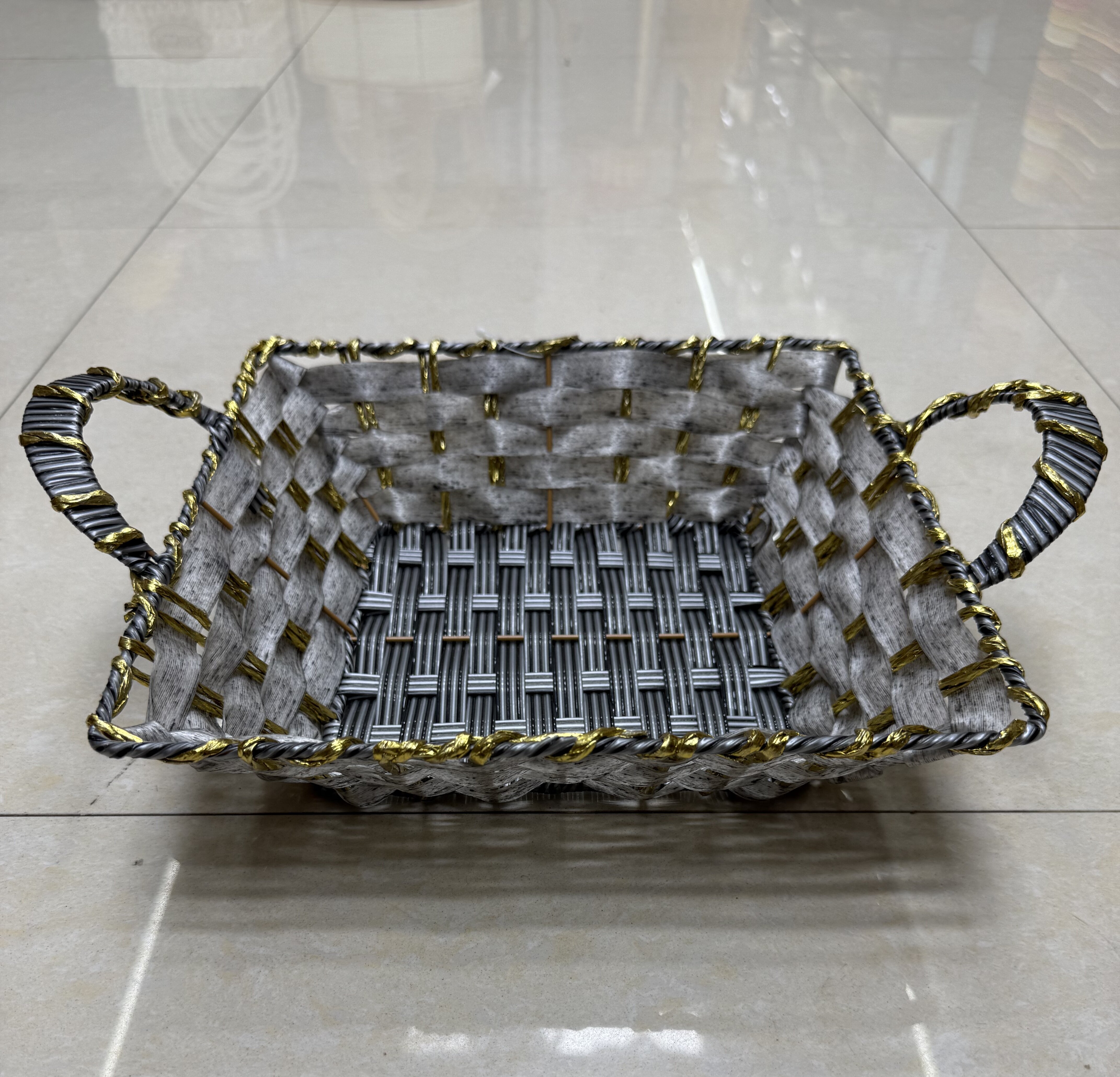 Grey rubber square ear-pulling storage basin, fruit and snack basket, bread basket, toy storage basket, supermarket gift packaging basket, souvenir packaging basket, kitchen sauce storage basket, vegetable storage basket, tissue storage basket, cosmetics basket Application Scenario