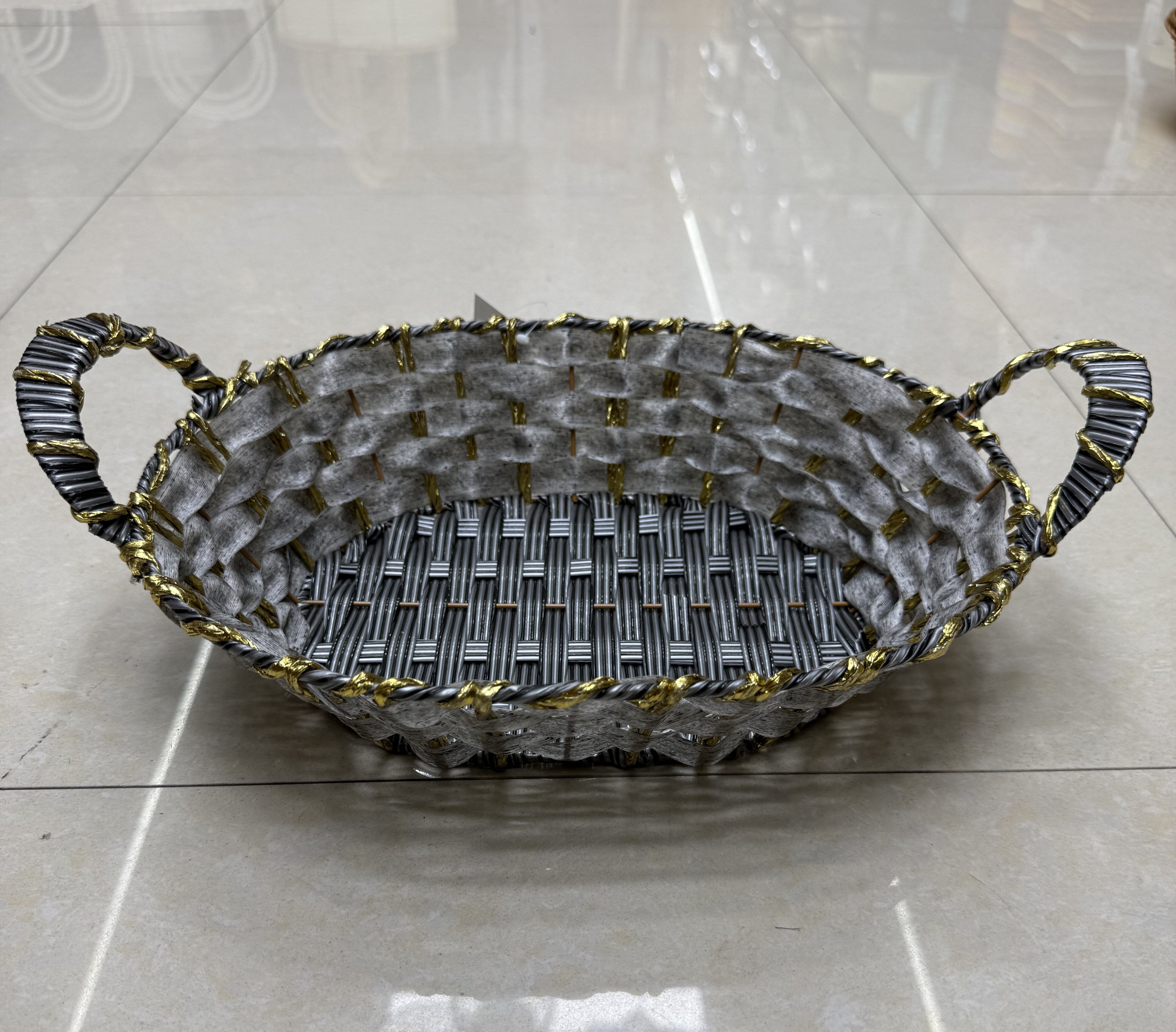 Gray-black rubber egg-shaped ear-pulling storage basin, fruit and snack basket, bread basket, toy storage basket, supermarket gift packaging basket, souvenir packaging basket, kitchen sauce storage basket, vegetable placement basket, tissue storage basket, cosmetics basket Application Scenario
