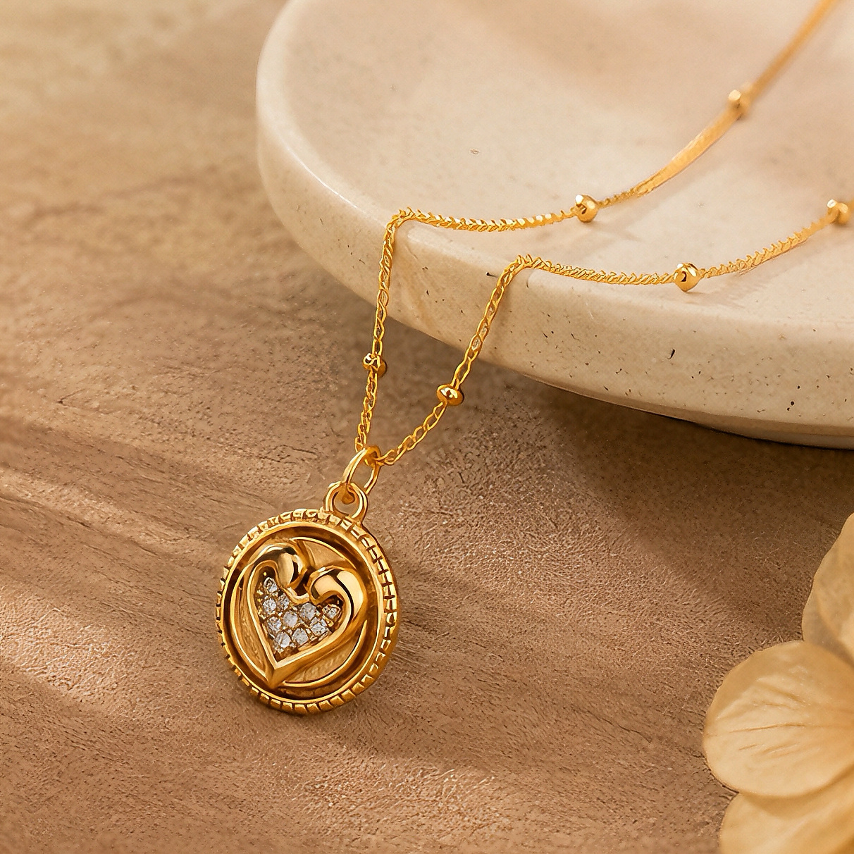 This retro-framed, heart-shaped, diamond-encrusted stainless steel necklace is a light luxury and retro European and American style, a niche Instagram necklace that is not easy to be the same as others. It is a daily decorative necklace details Picture