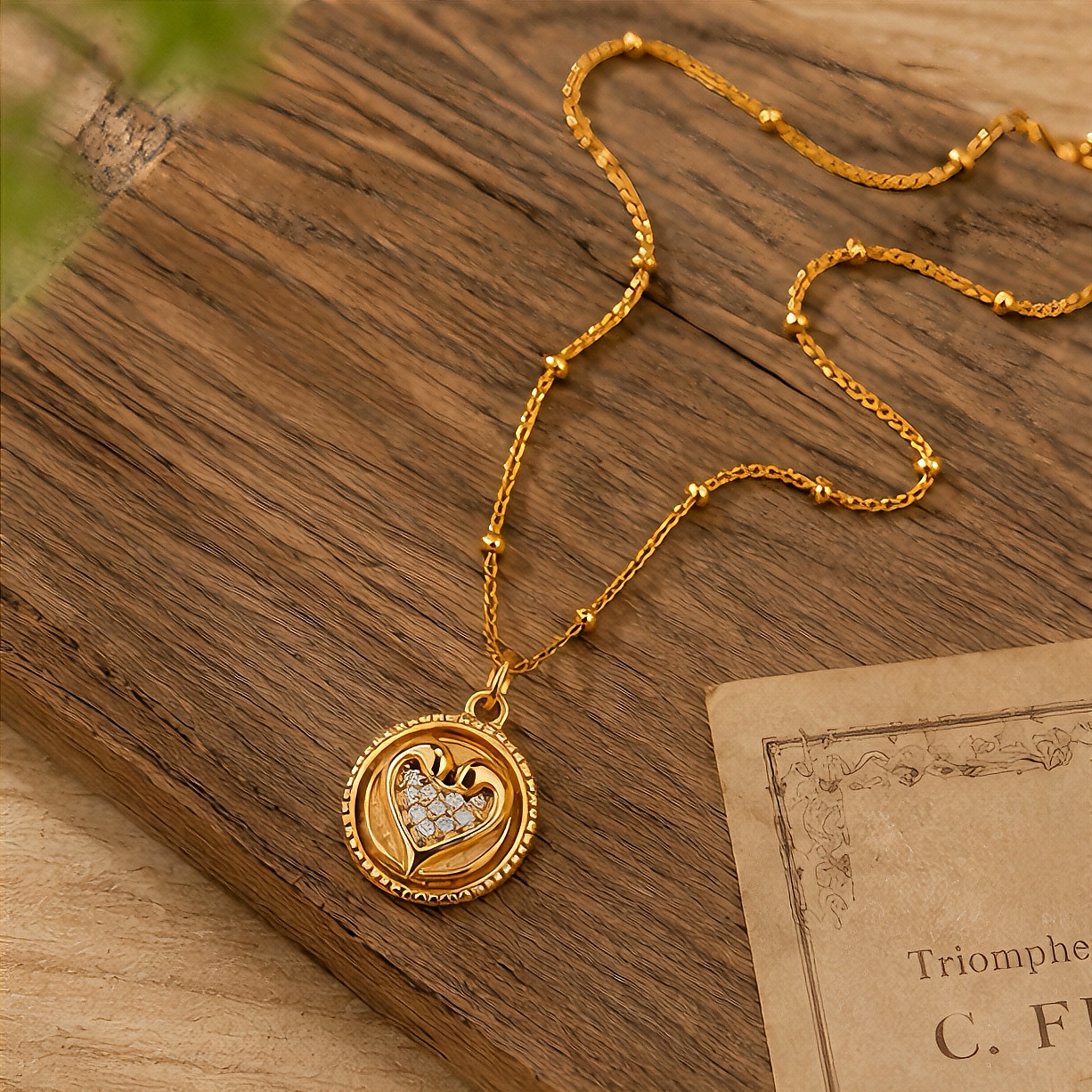 This retro-framed, heart-shaped, diamond-encrusted stainless steel necklace is a light luxury and retro European and American style, a niche Instagram necklace that is not easy to be the same as others. It is a daily decorative necklace Specification image