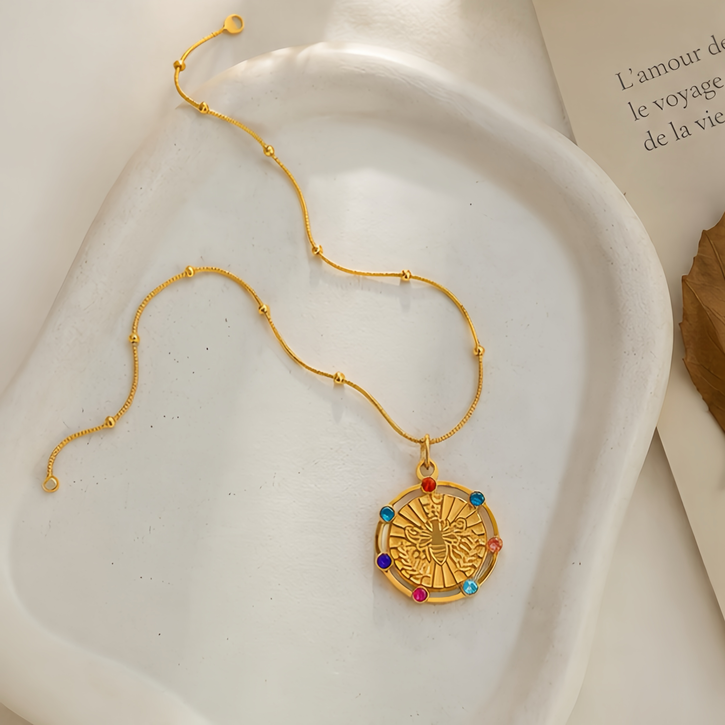 Retro embossed bee-colored diamond patterned stainless steel necklace, a light luxury mid-style accessory, a high-end aged retro collarbone necklace Specification image