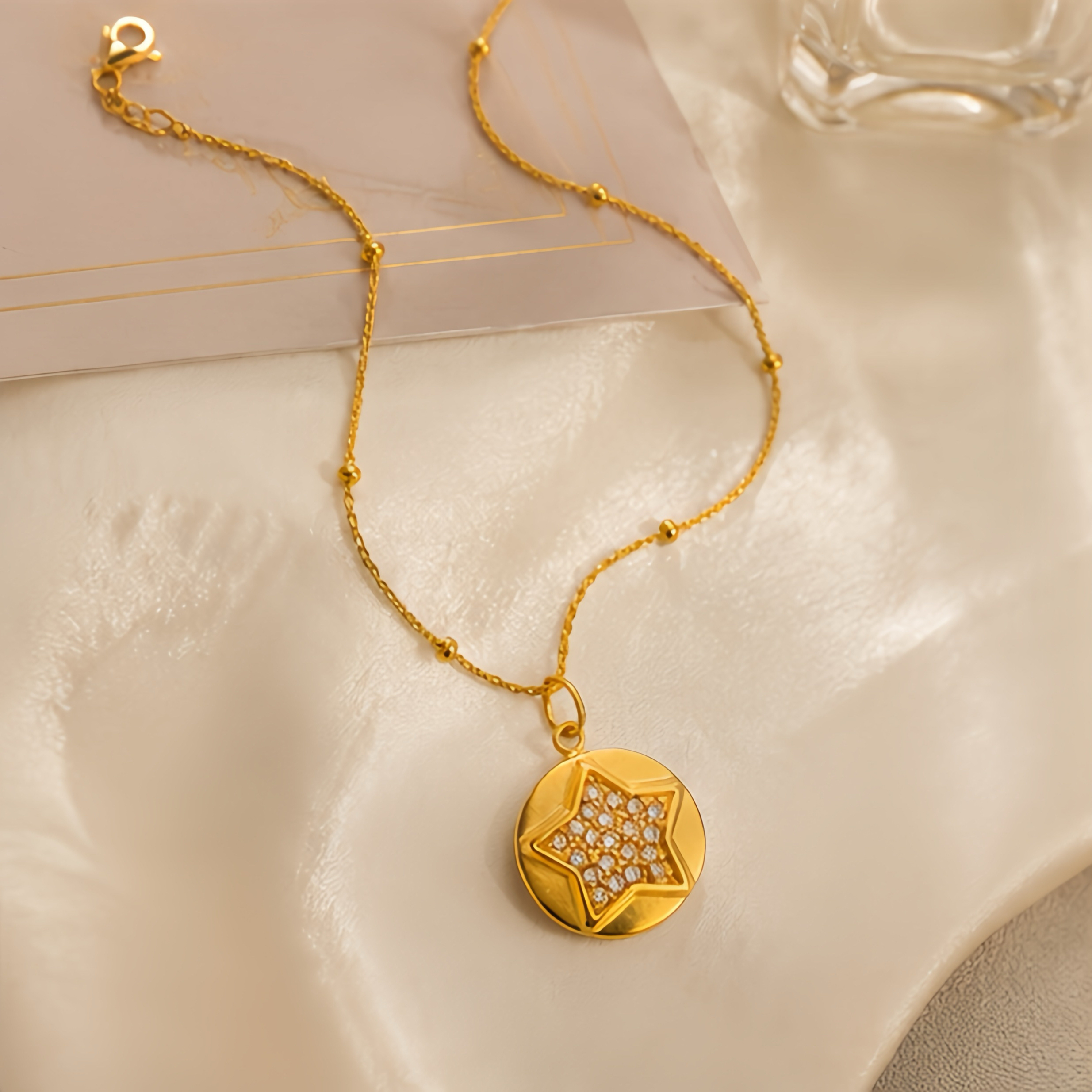 This star-studded pre-stainless steel necklace features a low-key and luxurious texture, high refinement, daily wear resistance, and anti-fading properties. It's a unique and high-end collarbone chain accessory Specification image