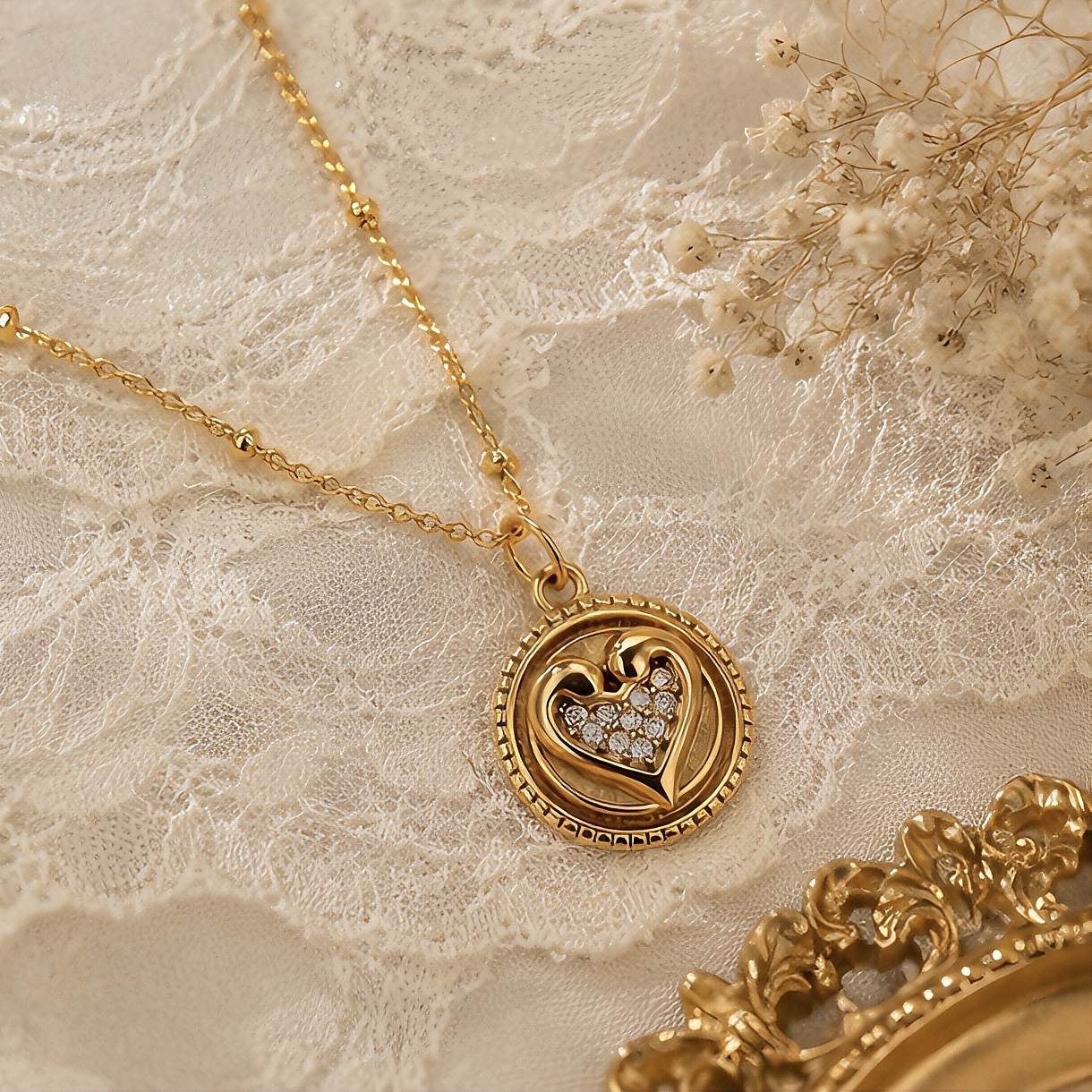 This retro-framed, heart-shaped, diamond-encrusted stainless steel necklace is a light luxury and retro European and American style, a niche Instagram necklace that is not easy to be the same as others. It is a daily decorative necklace Application Scenario